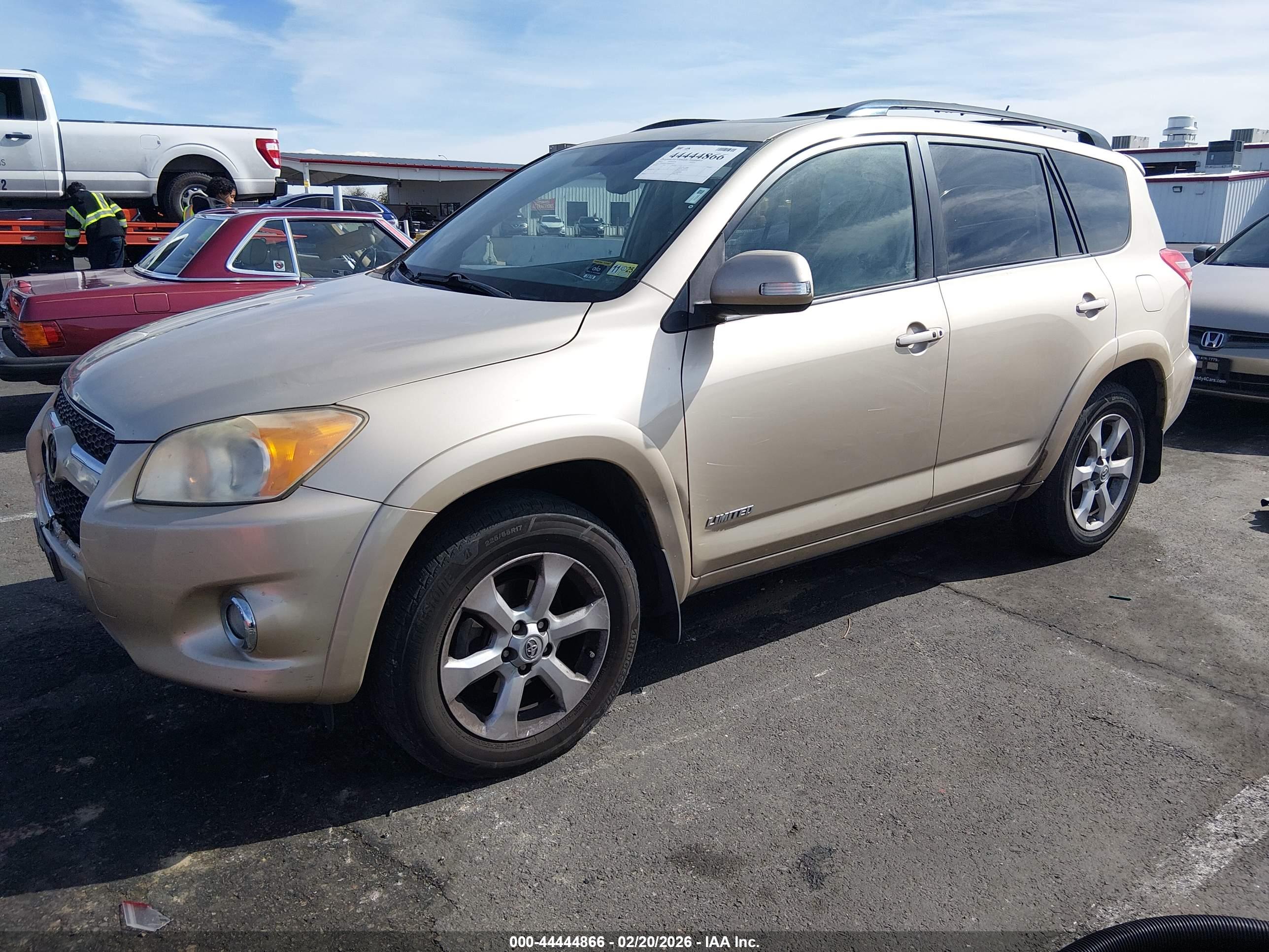 TOYOTA RAV4 image 2
