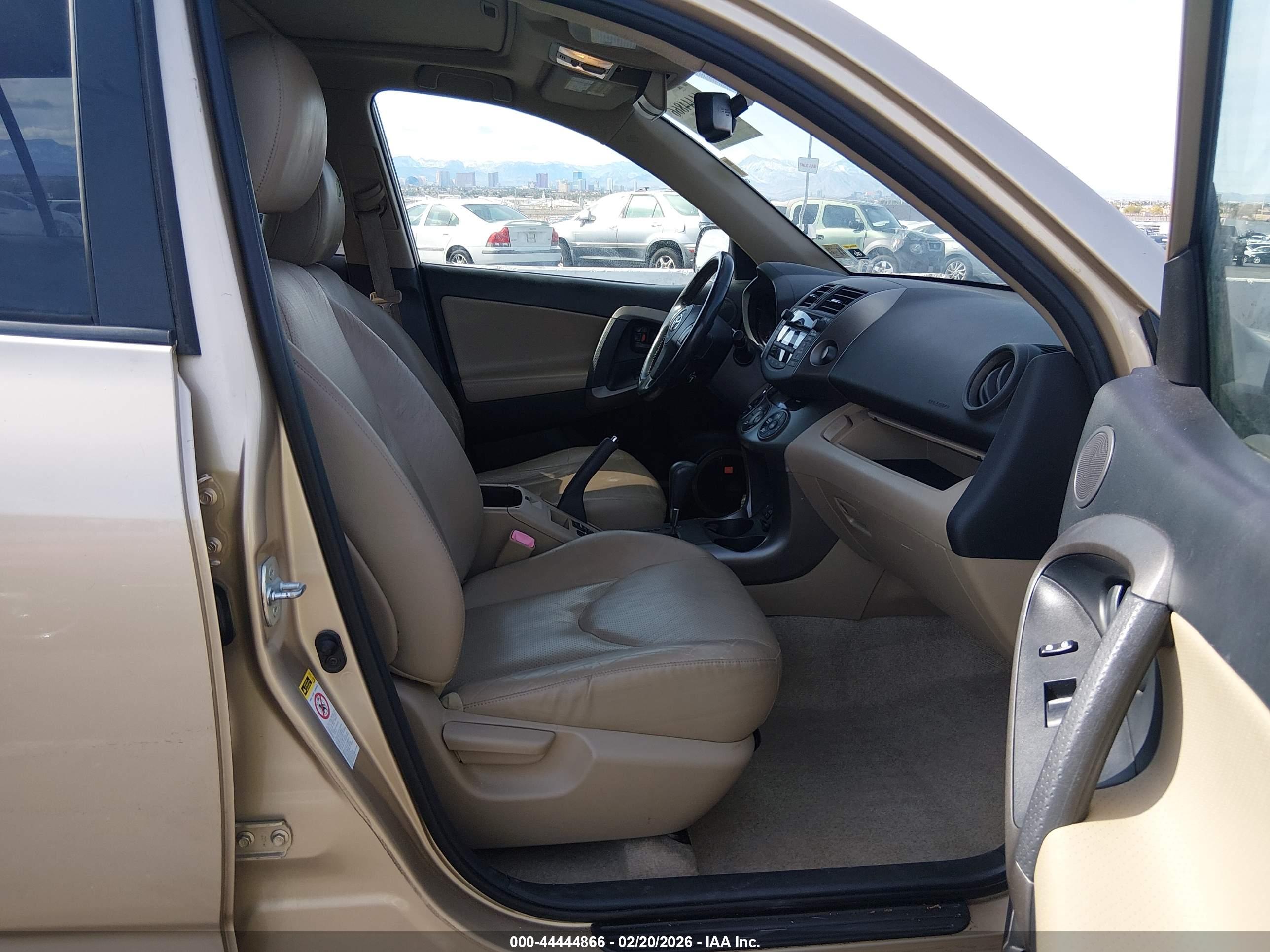 TOYOTA RAV4 image 5