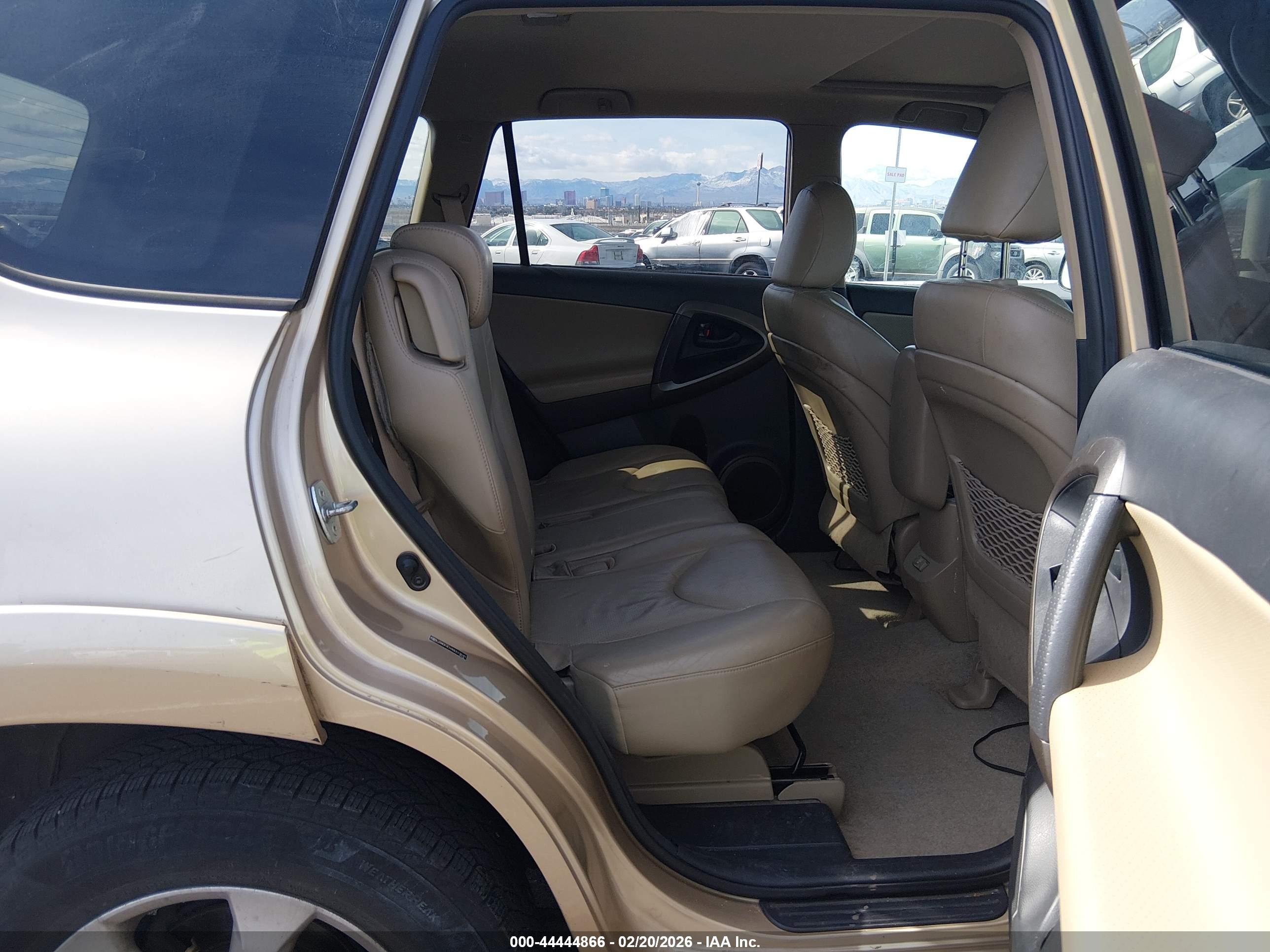 TOYOTA RAV4 image 8