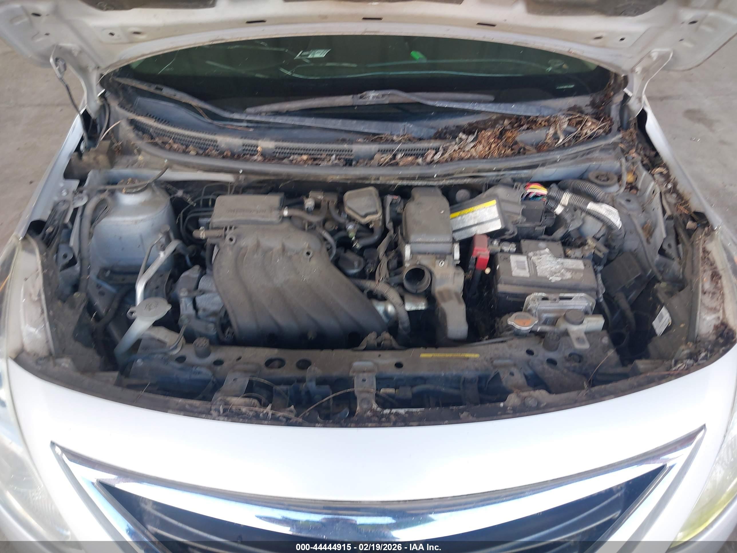 NISSAN VERSA image 10