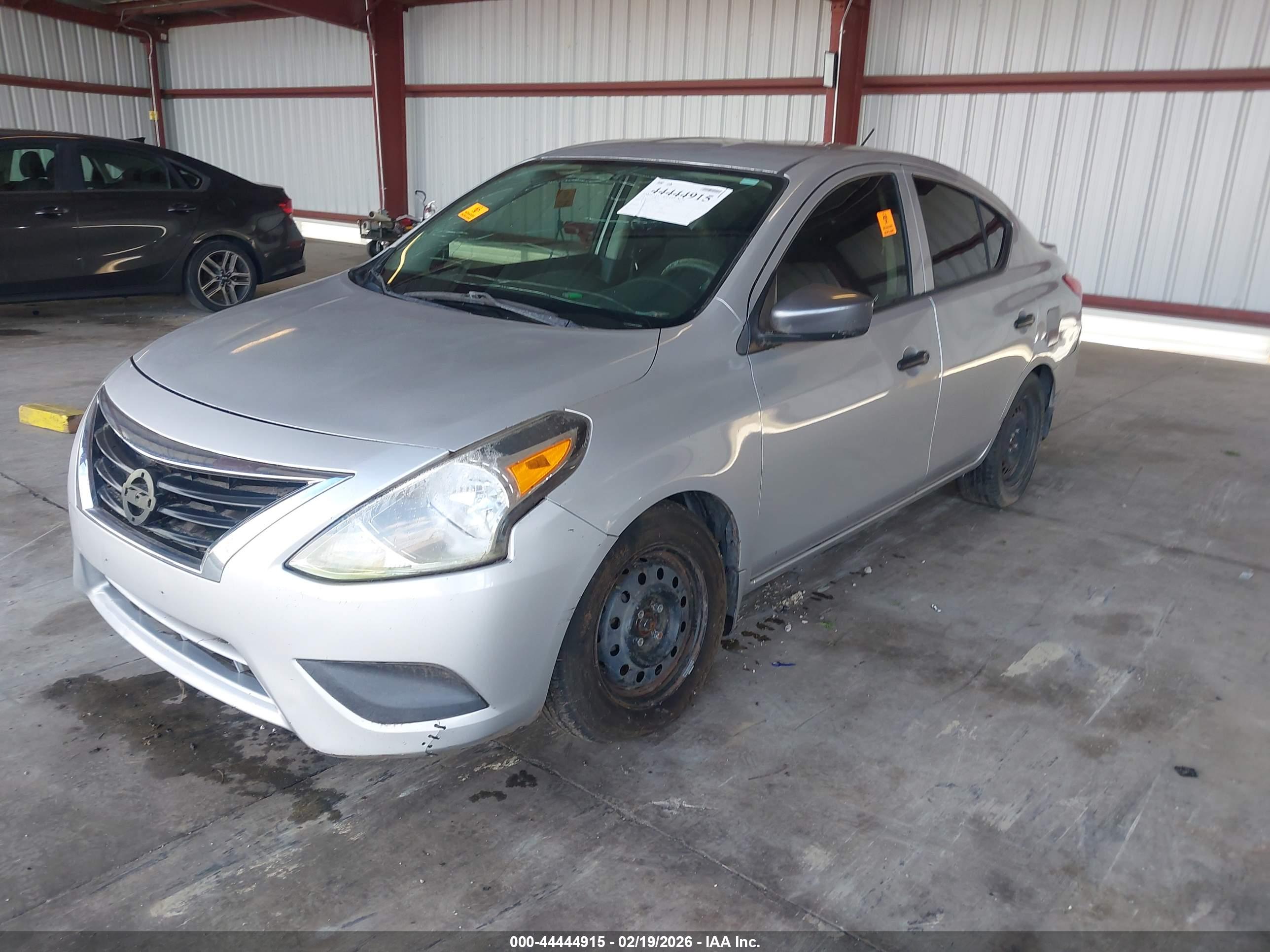 NISSAN VERSA image 2
