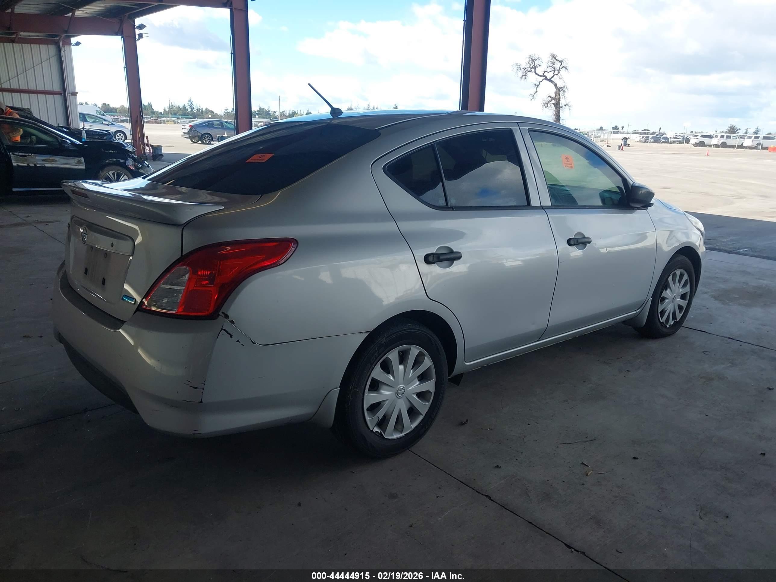 NISSAN VERSA image 4