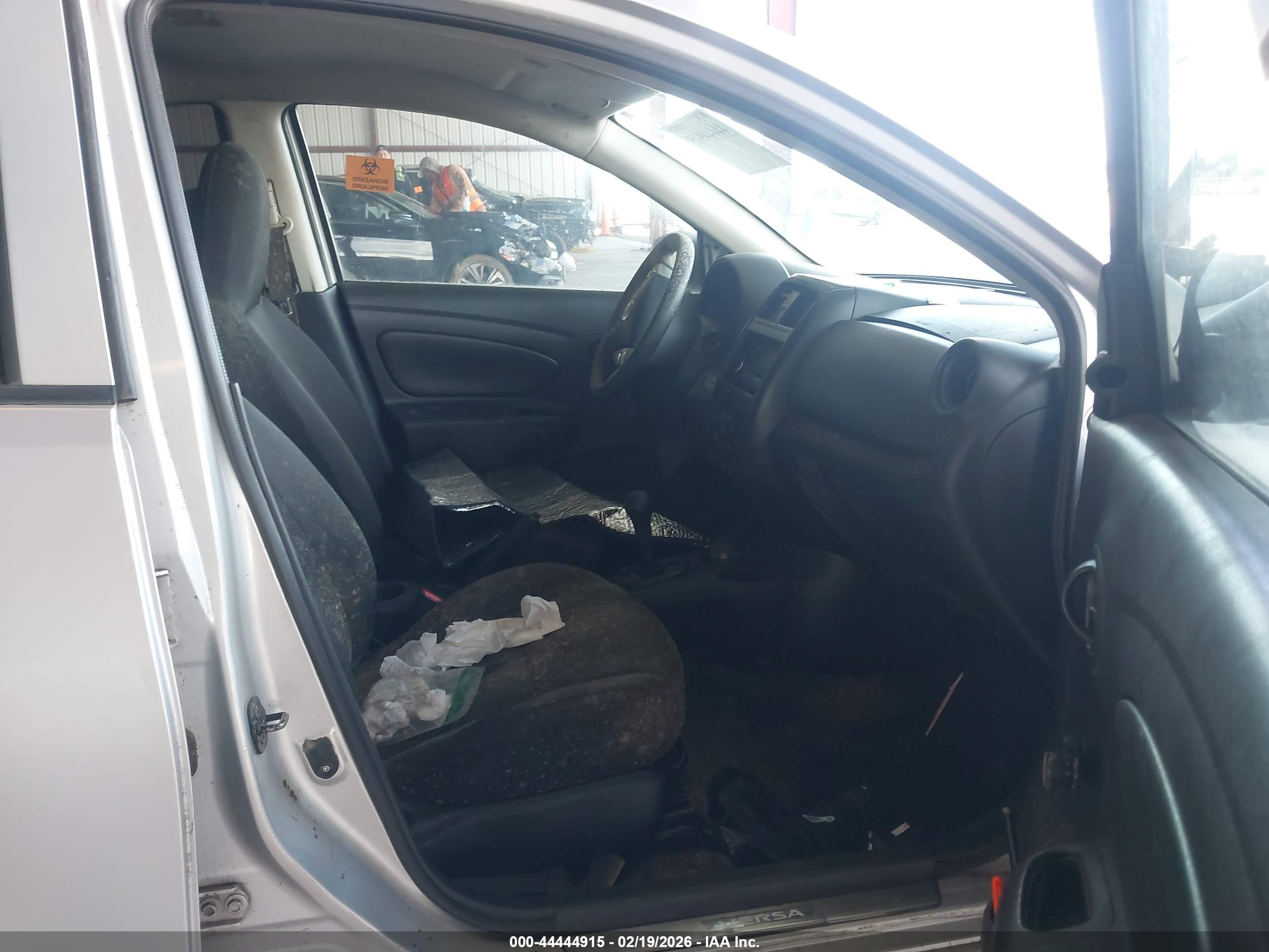 NISSAN VERSA image 5