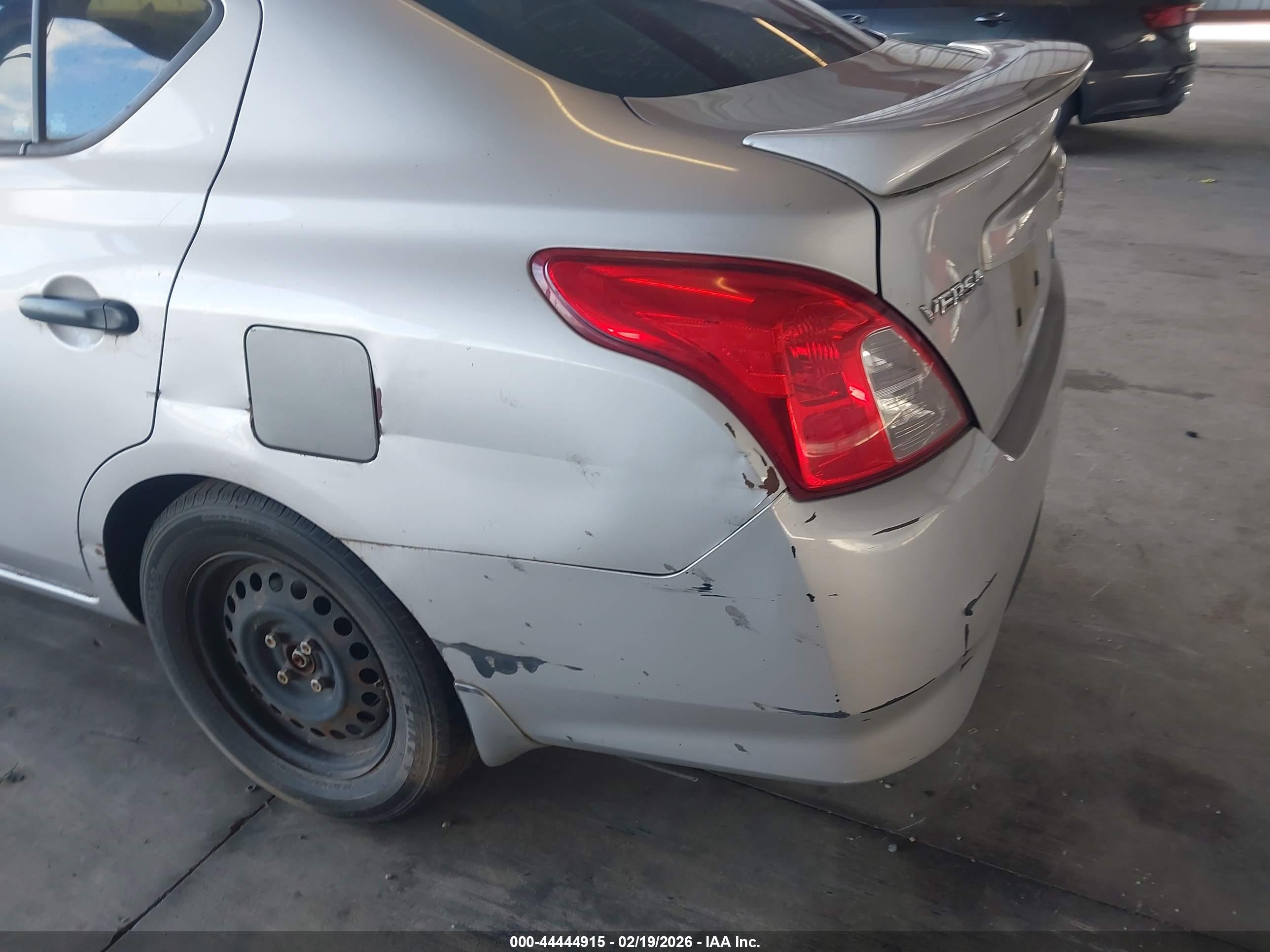 NISSAN VERSA image 6
