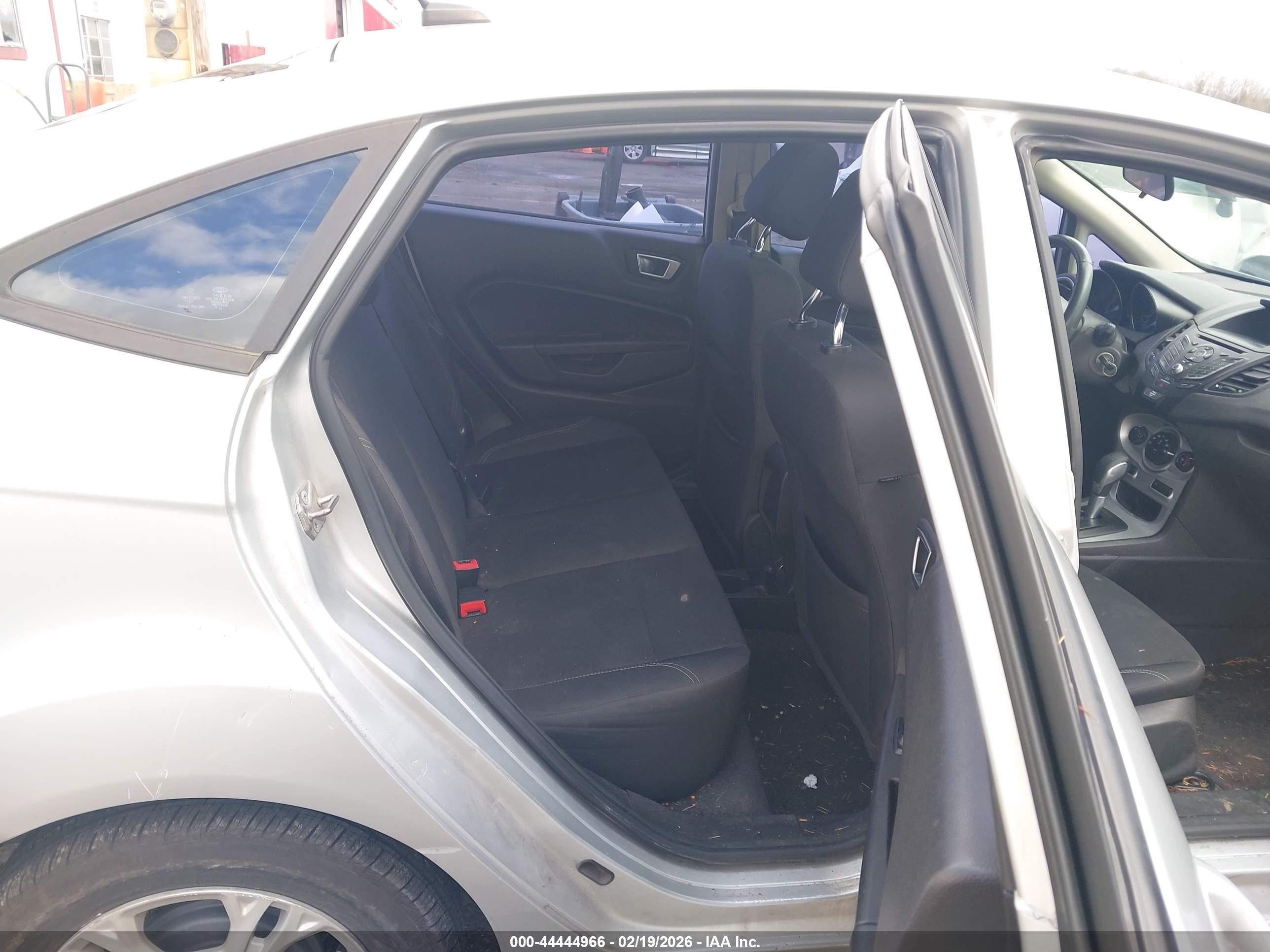 FORD FIESTA image 8