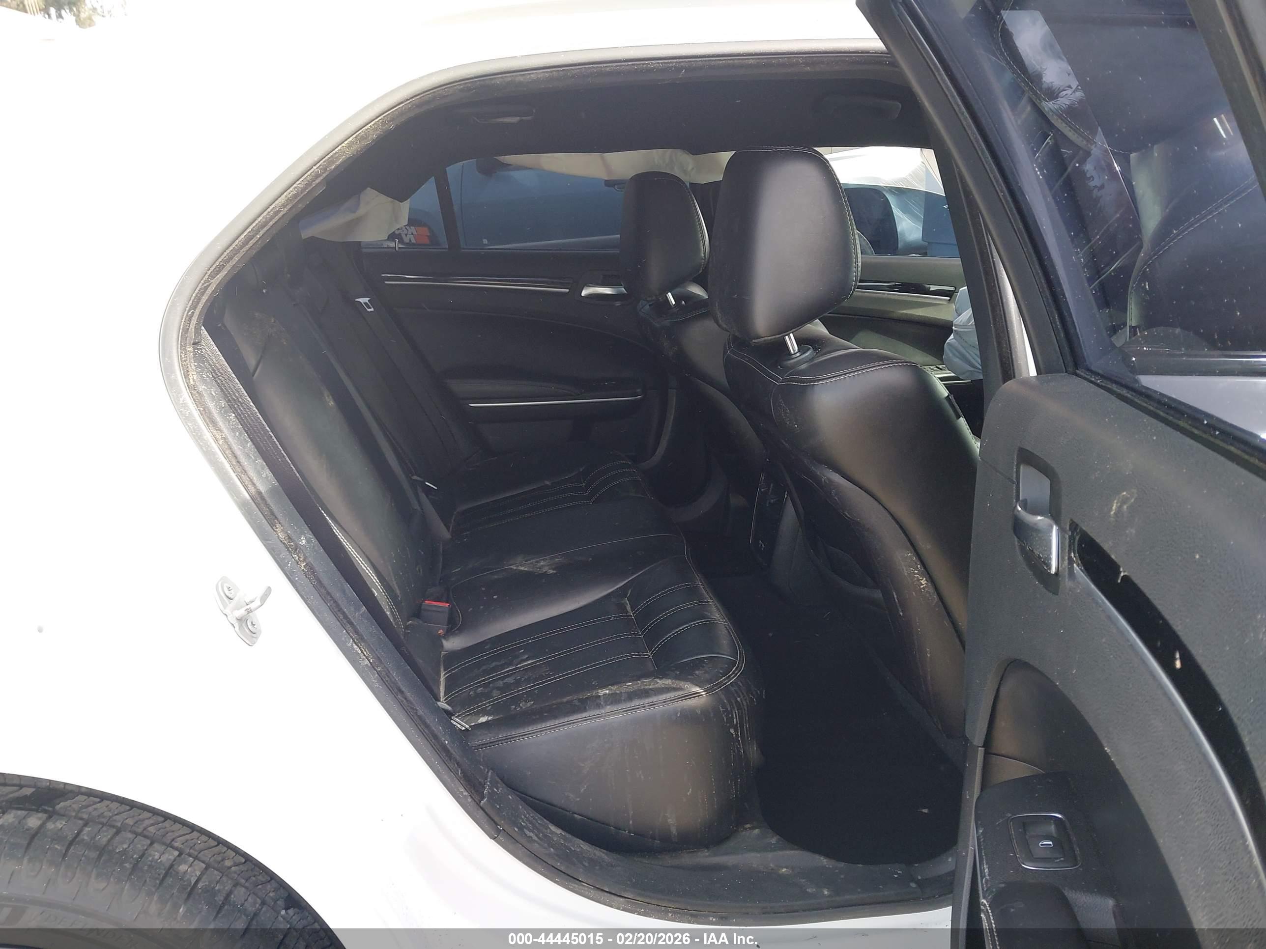 CHRYSLER 300 image 8