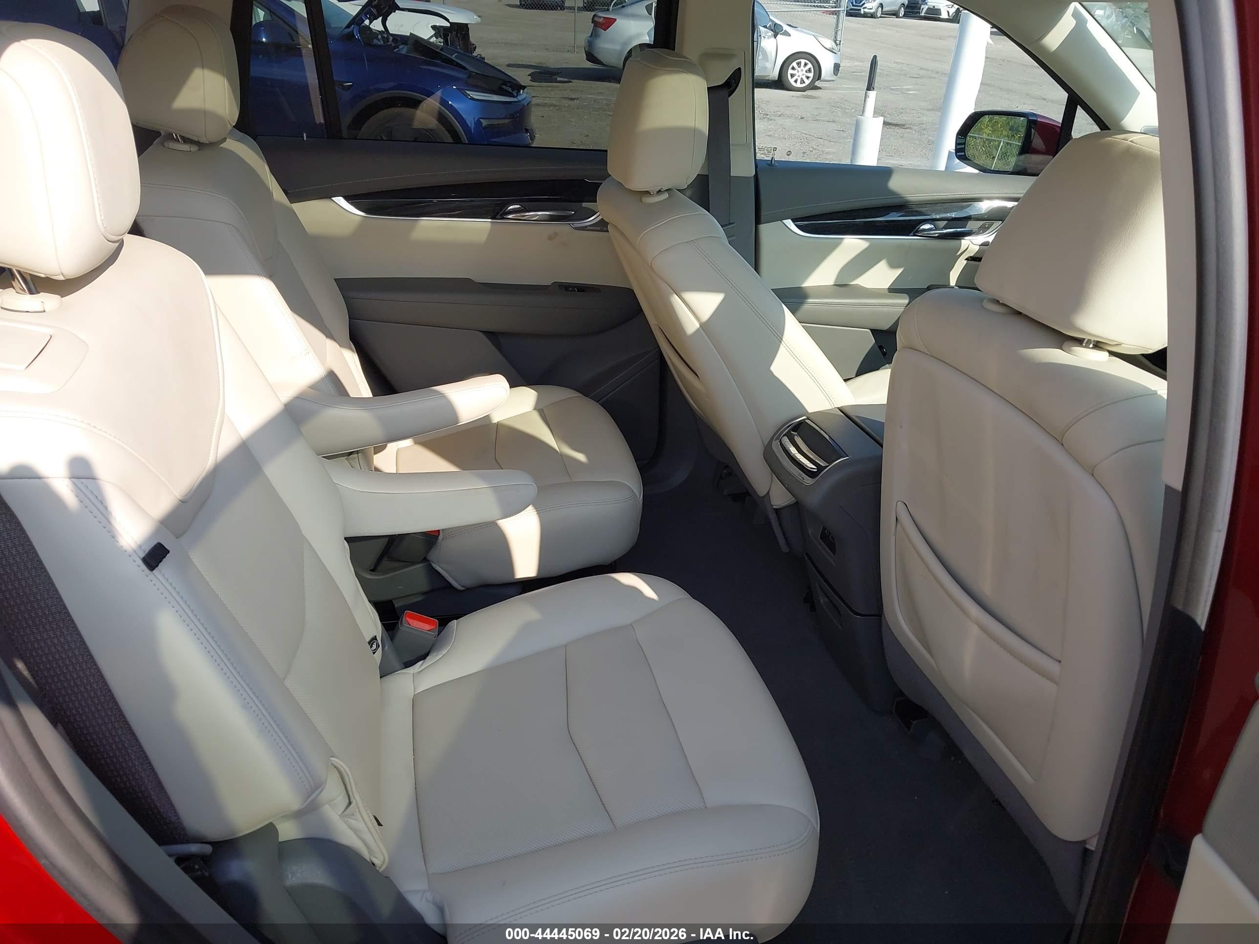 CADILLAC XT6 image 8