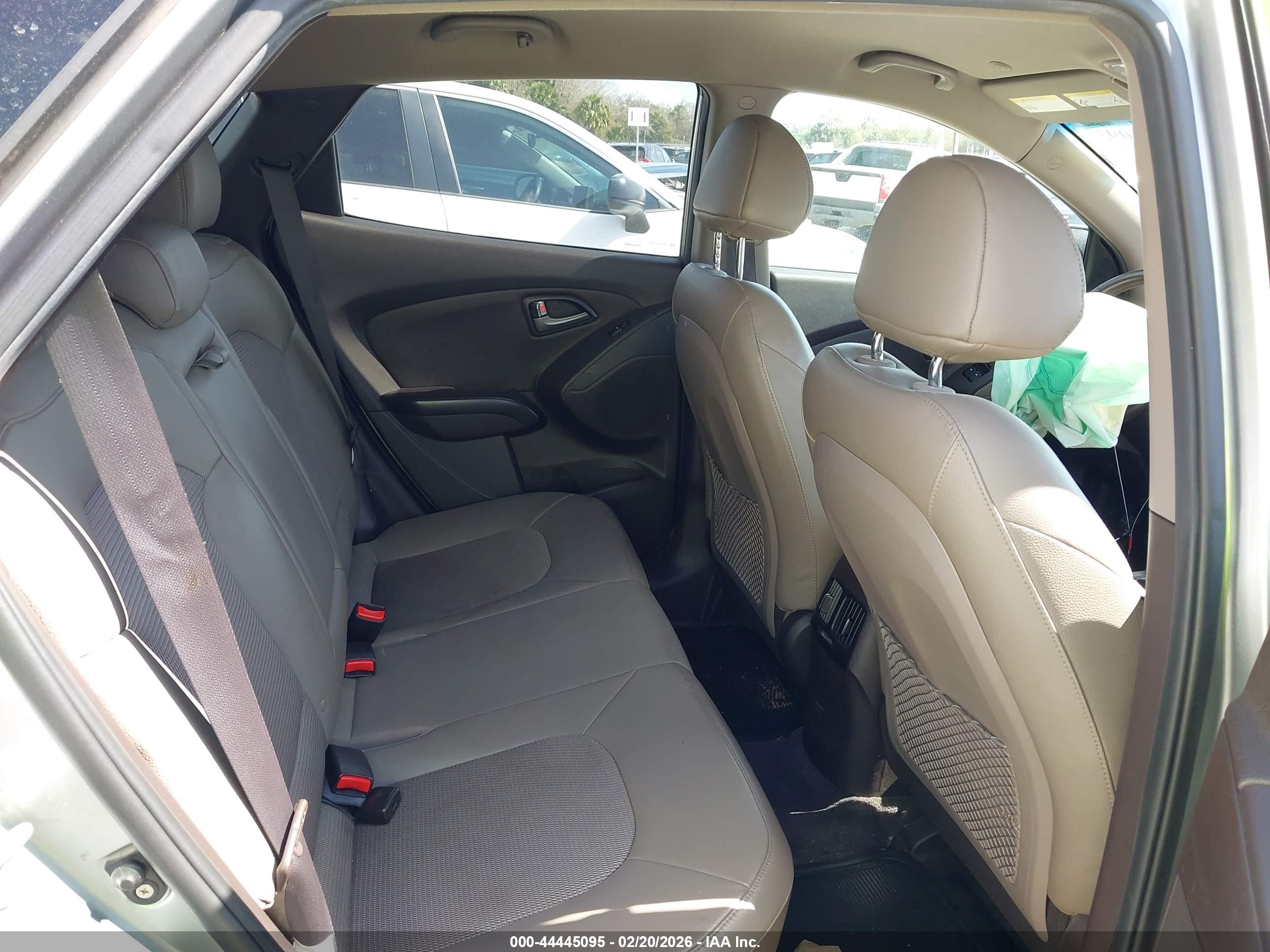 HYUNDAI TUCSON image 8