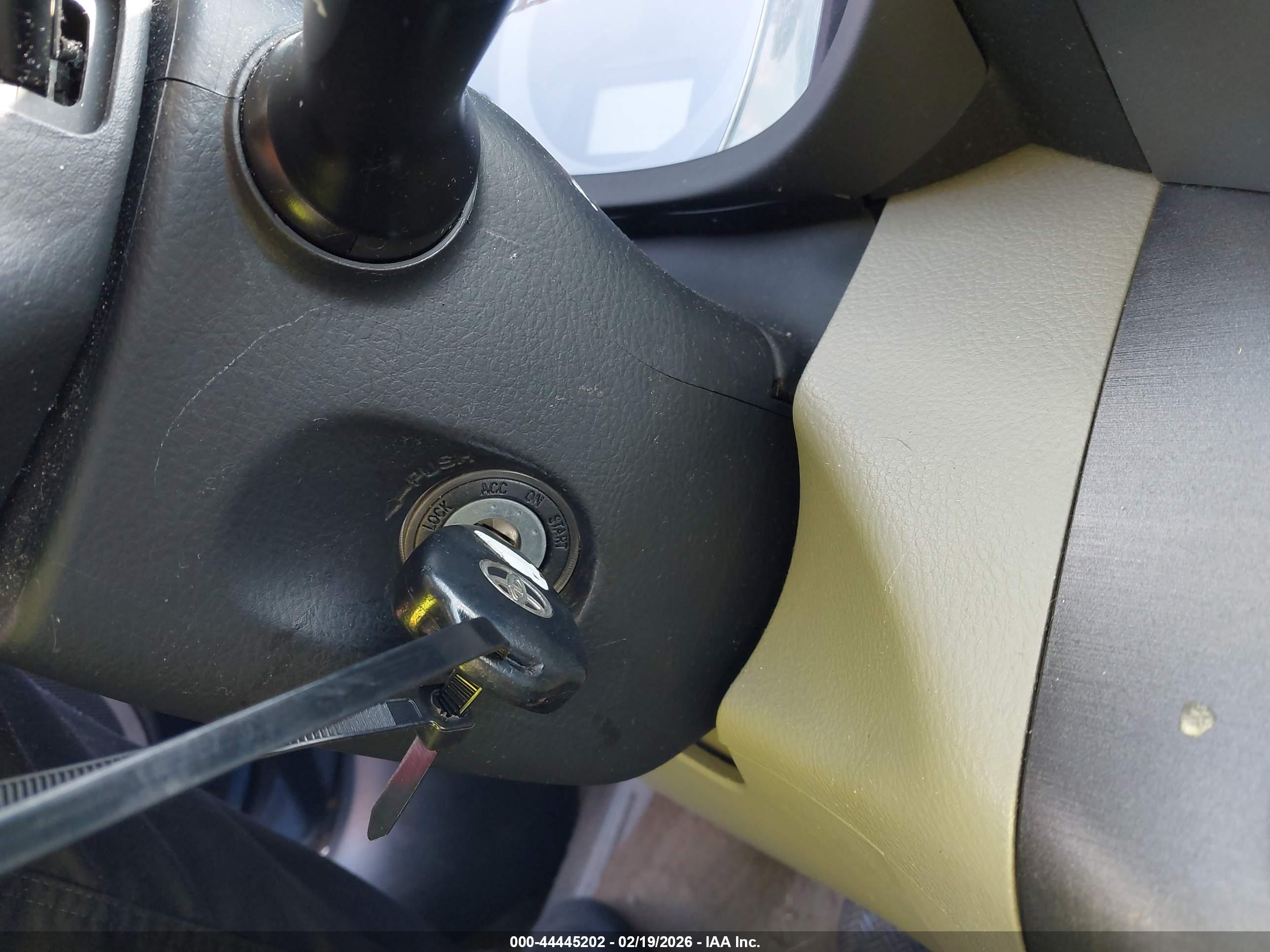 TOYOTA RAV4 image 11