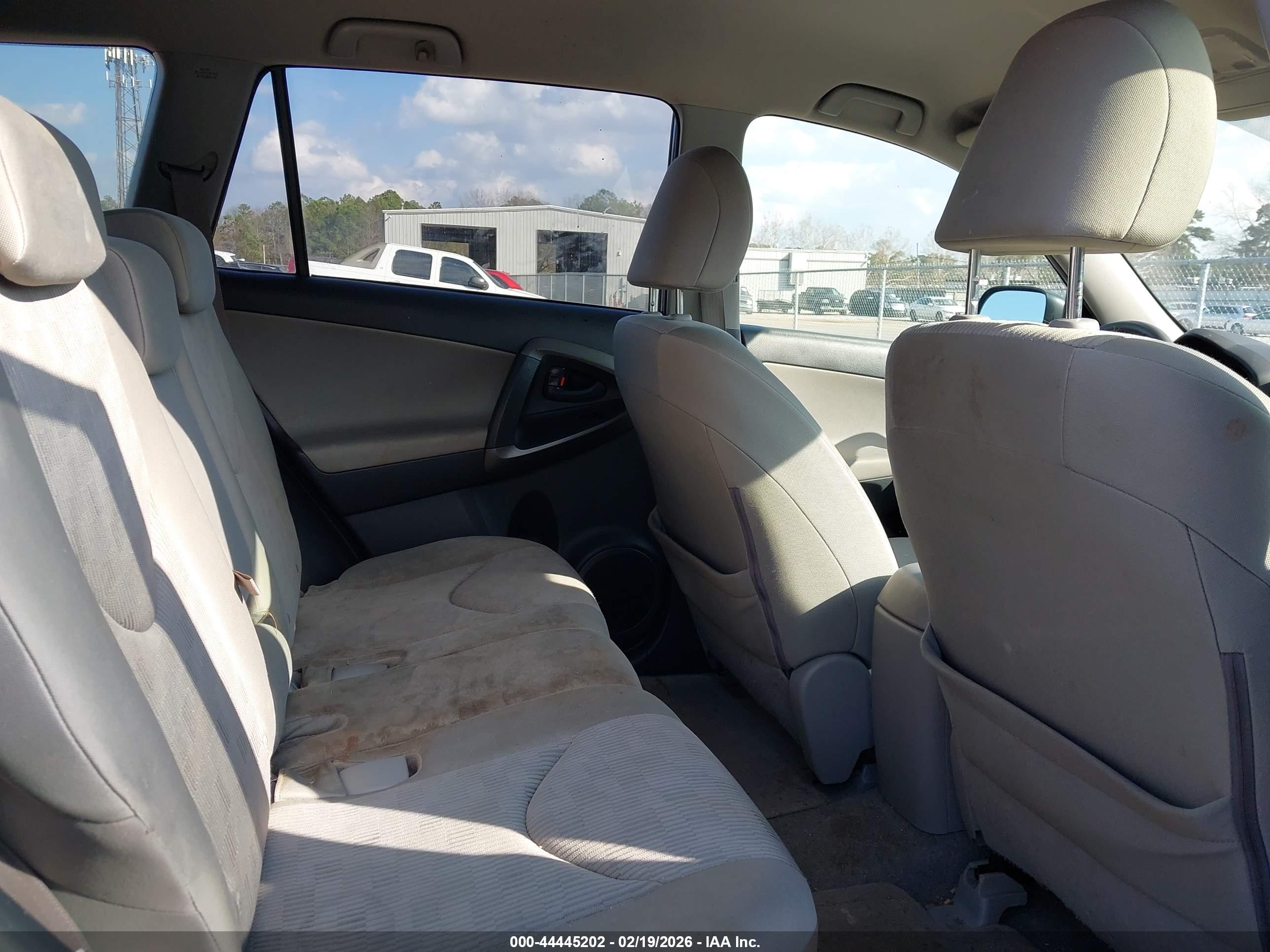 TOYOTA RAV4 image 8