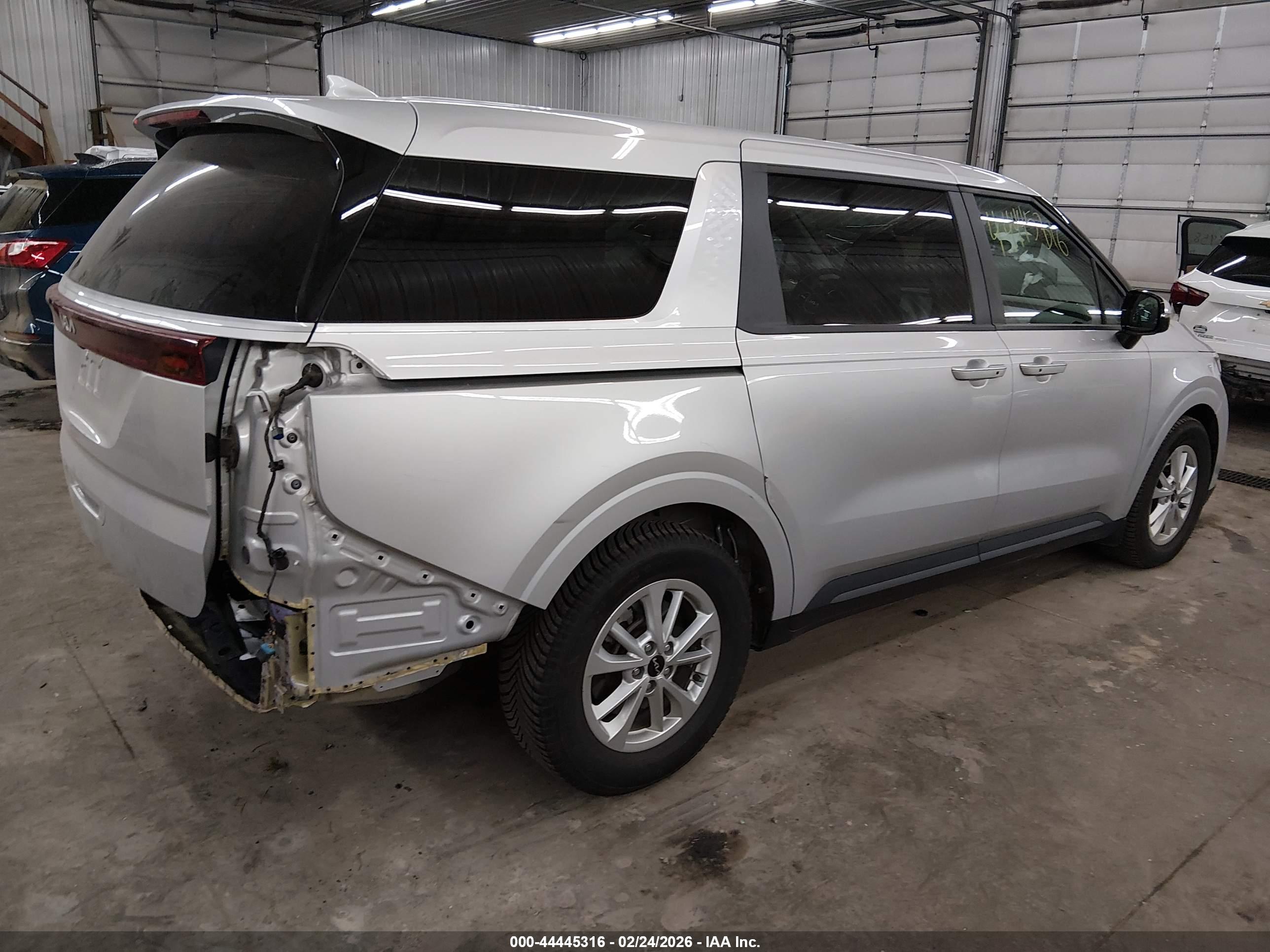 KIA CARNIVAL image 4