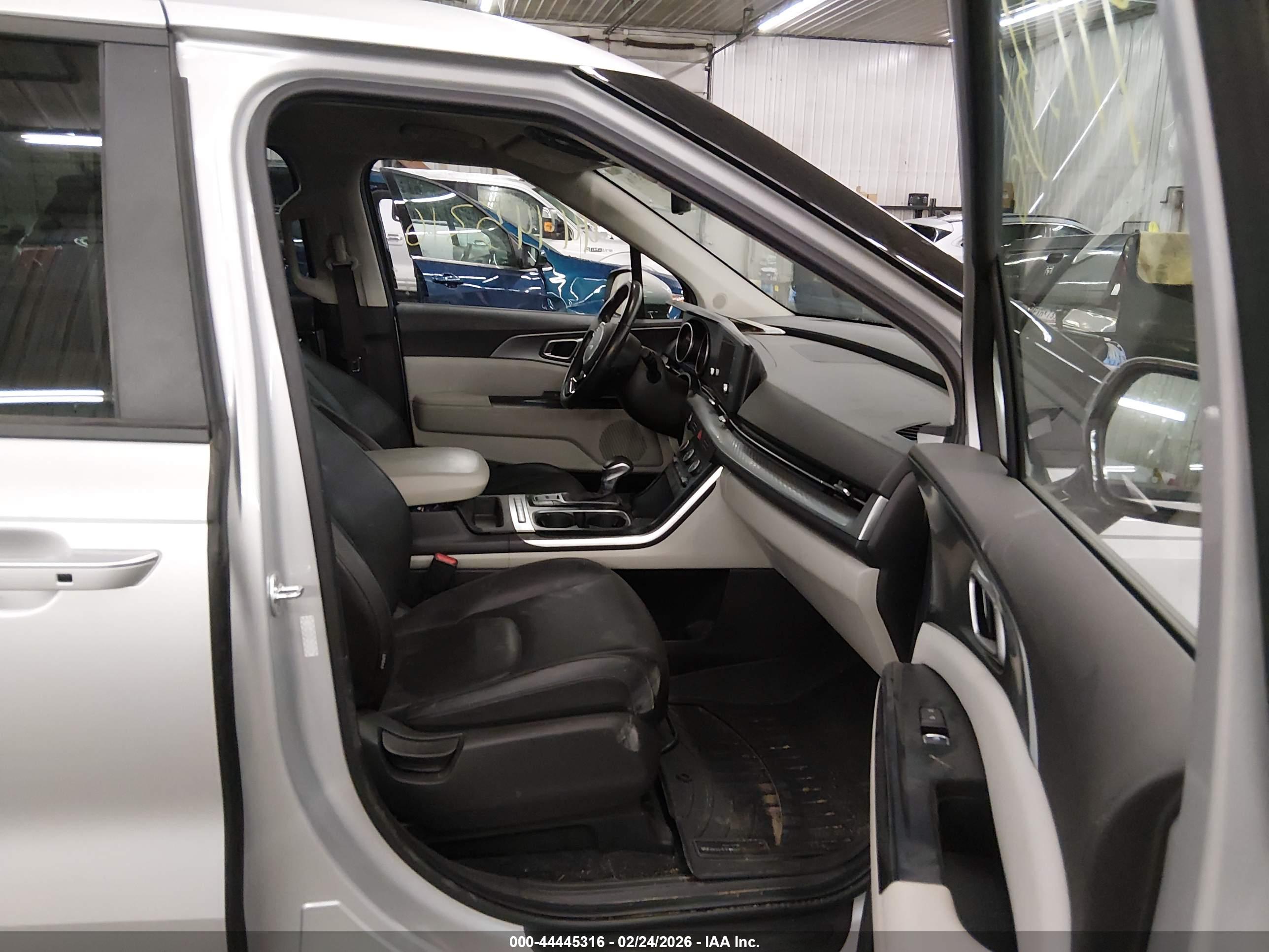 KIA CARNIVAL image 5