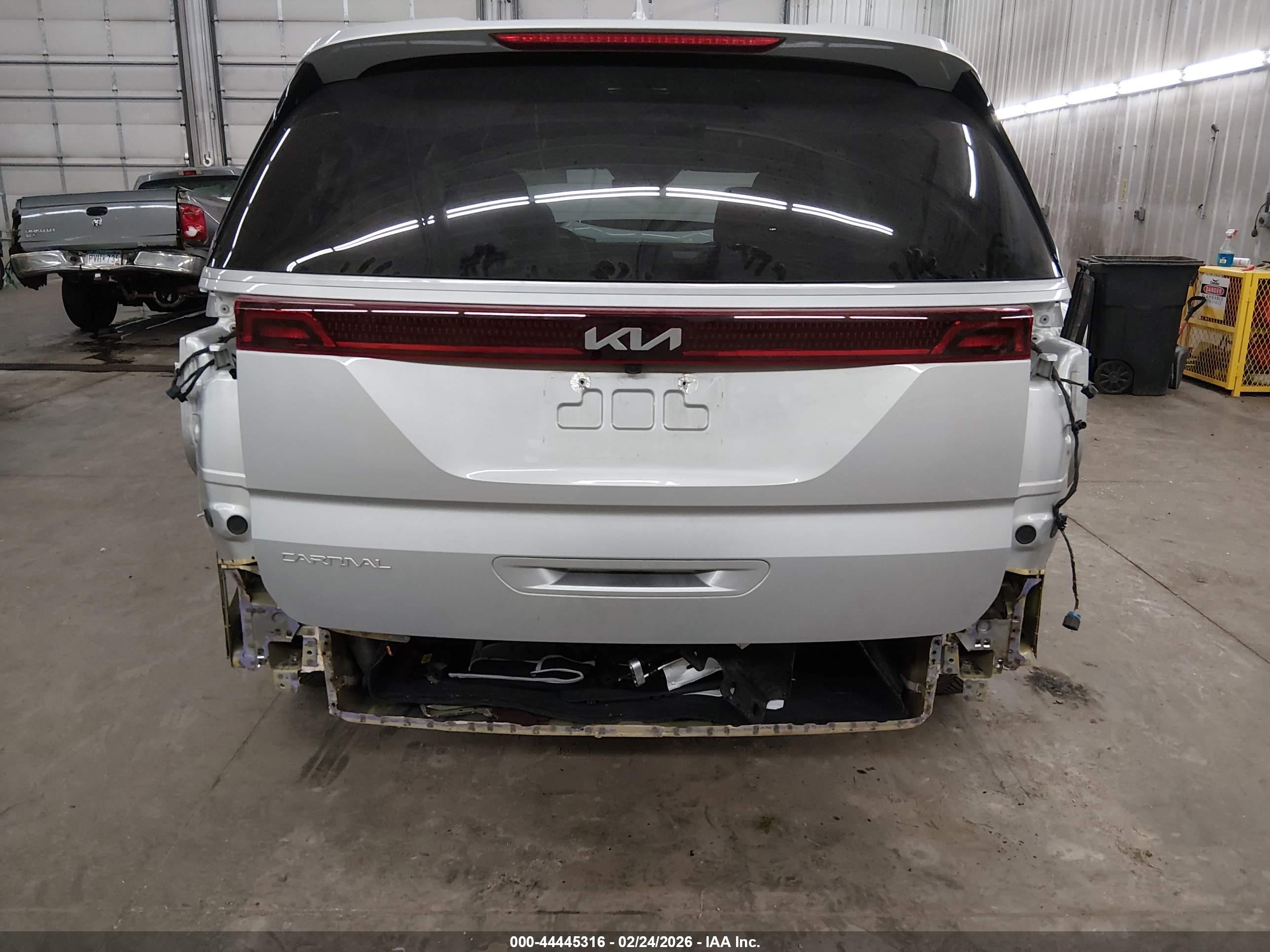 KIA CARNIVAL image 6