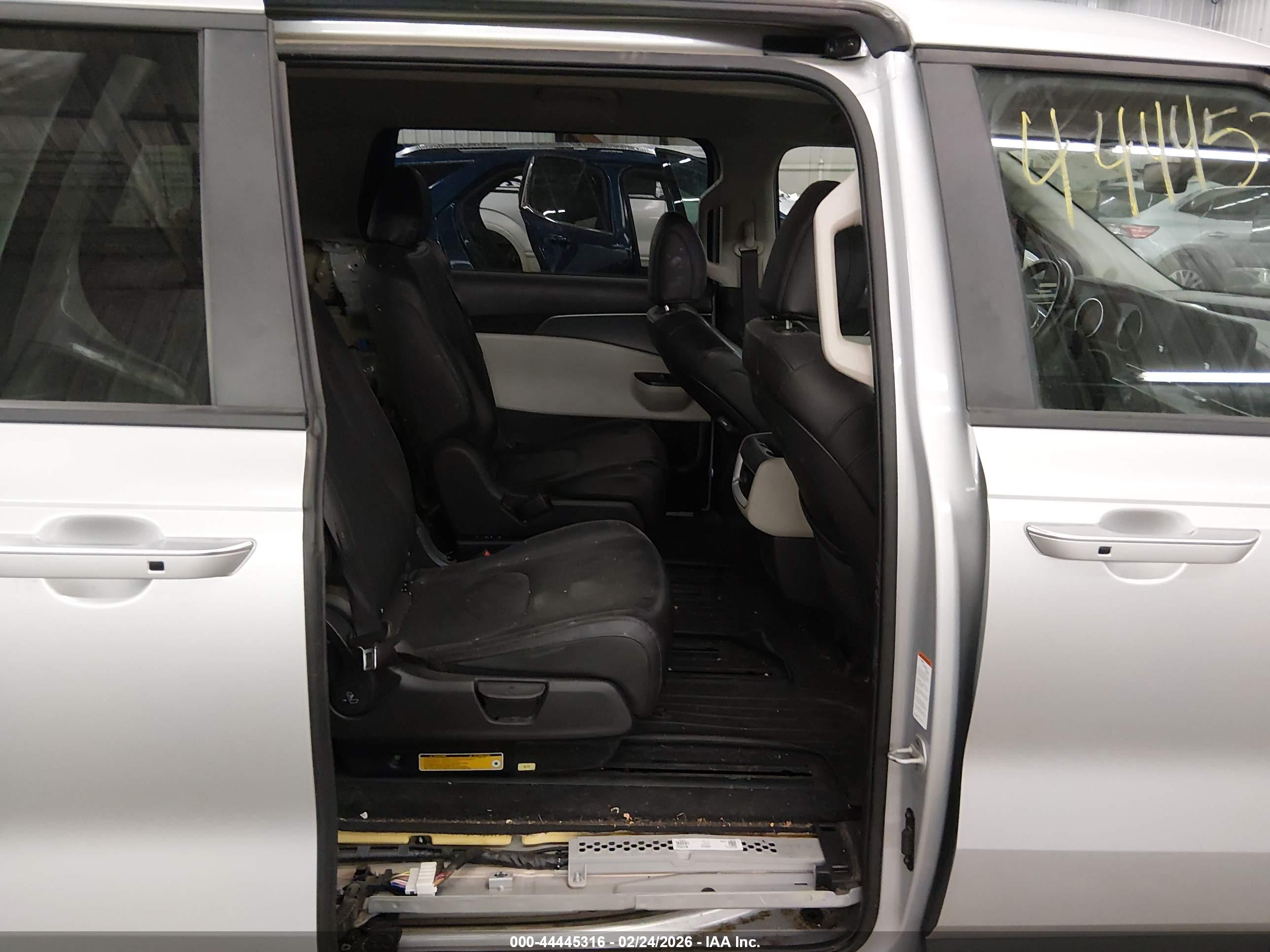KIA CARNIVAL image 8