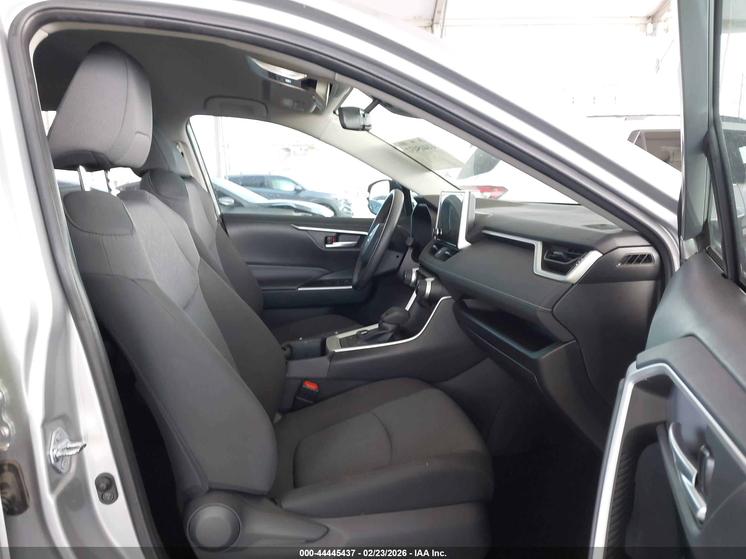 TOYOTA RAV4 image 5