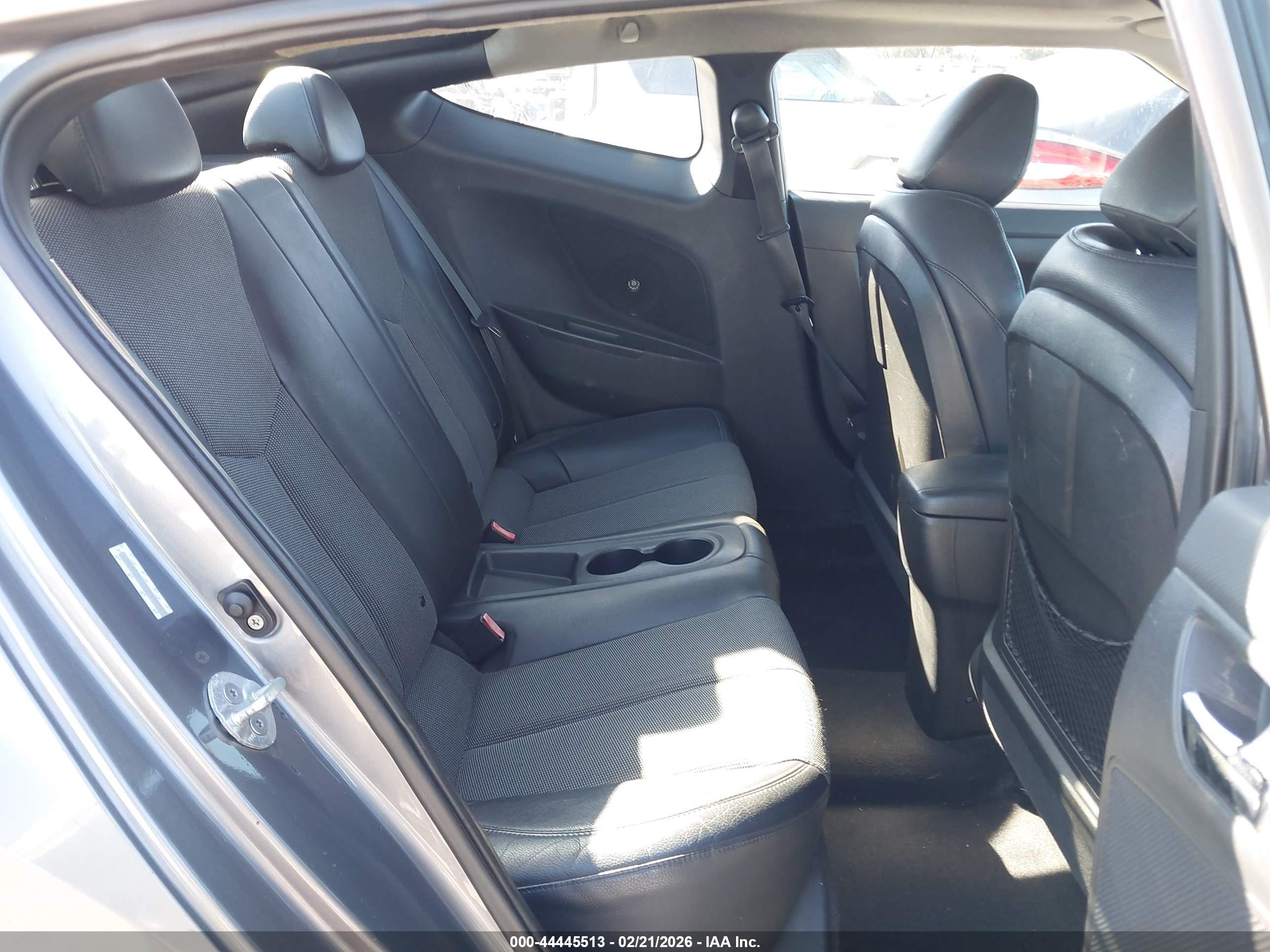 HYUNDAI VELOSTER image 8