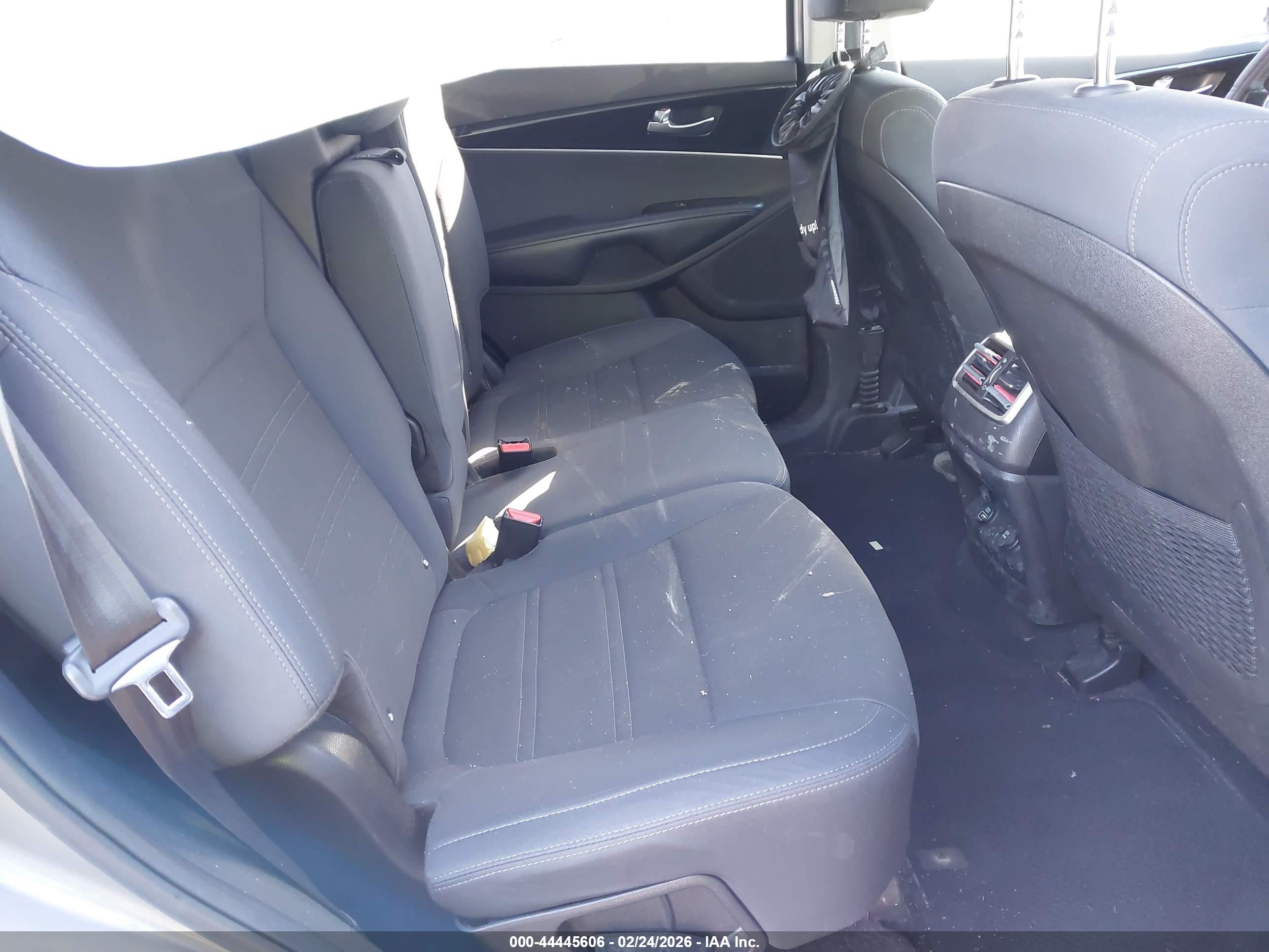 KIA SORENTO image 8