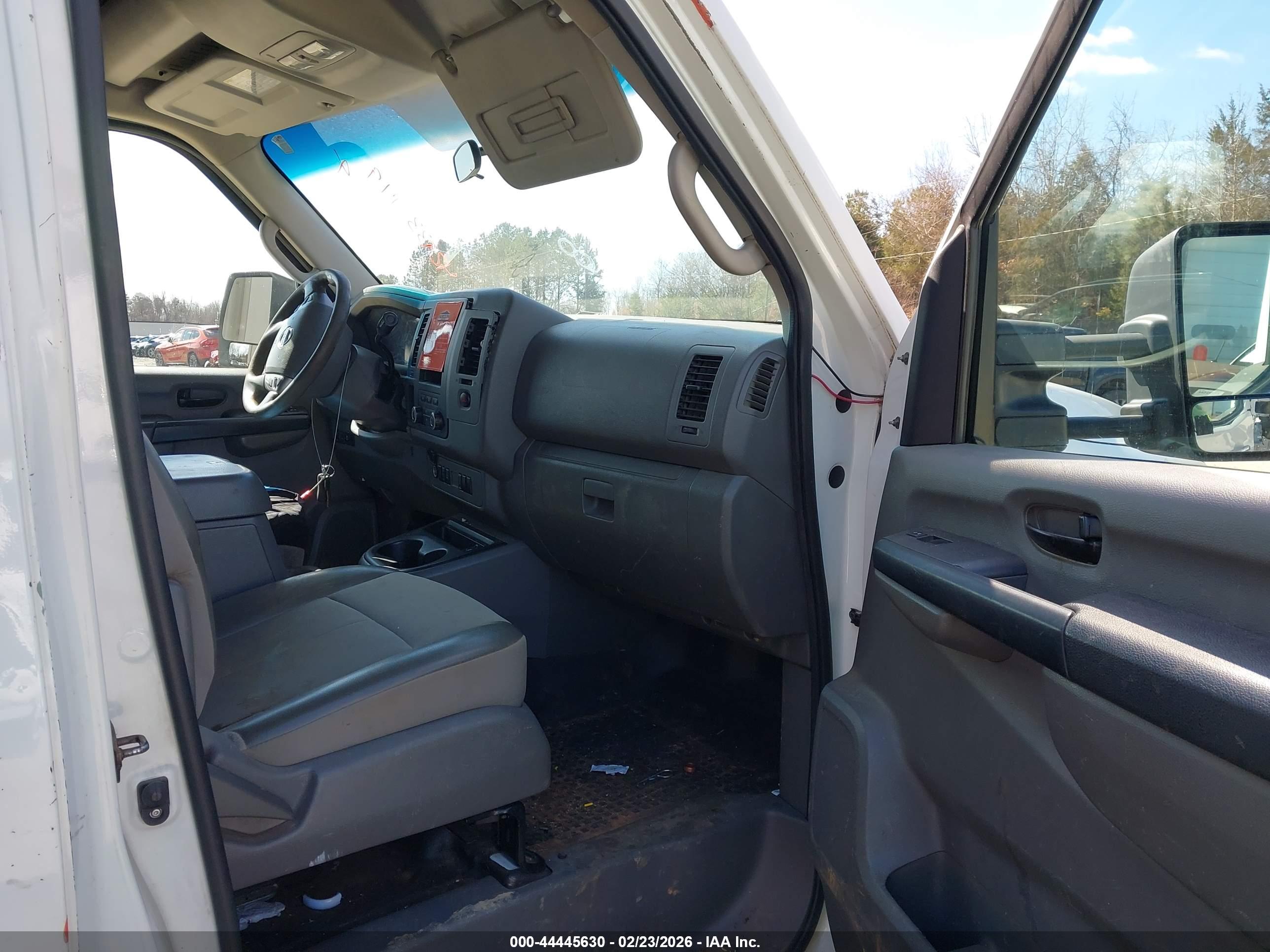 NISSAN NV image 5