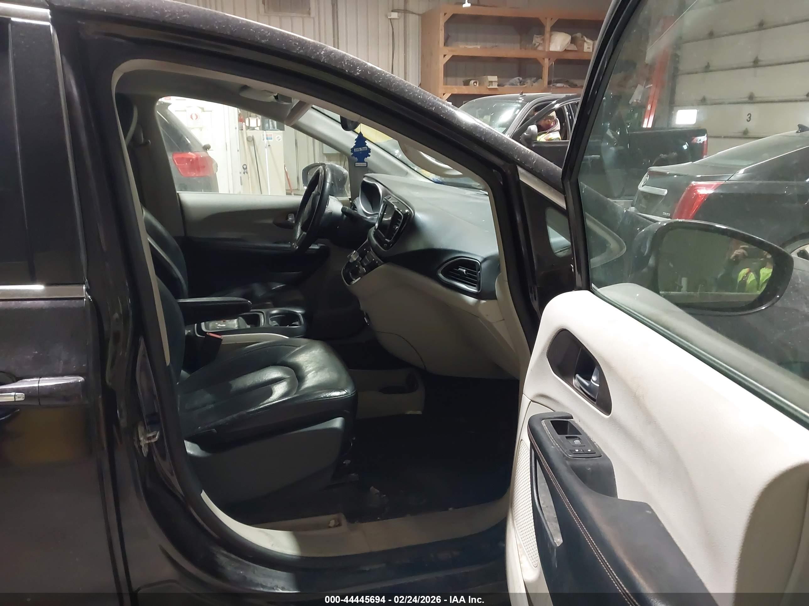 CHRYSLER PACIFICA image 5