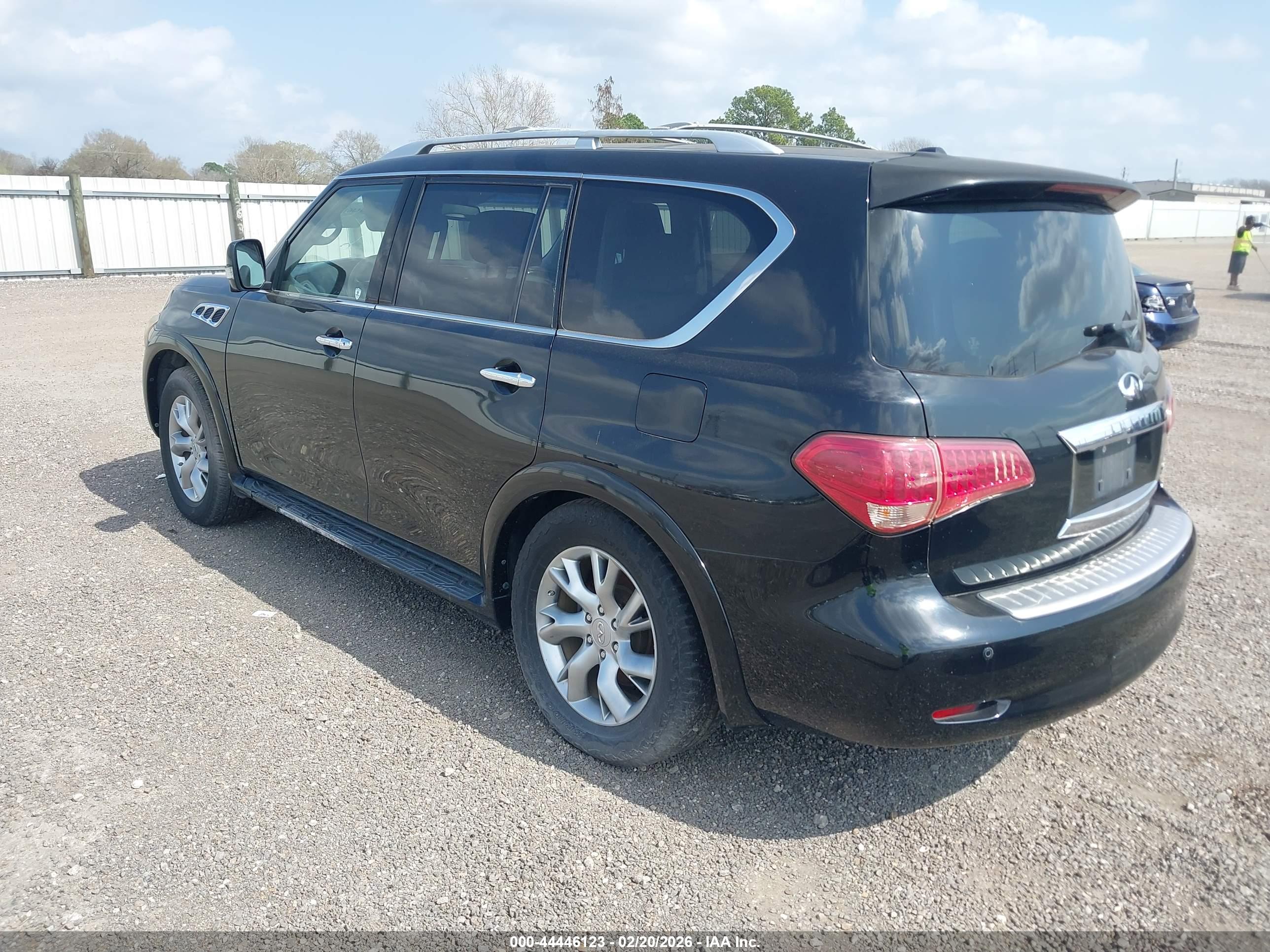 INFINITI QX56 image 3