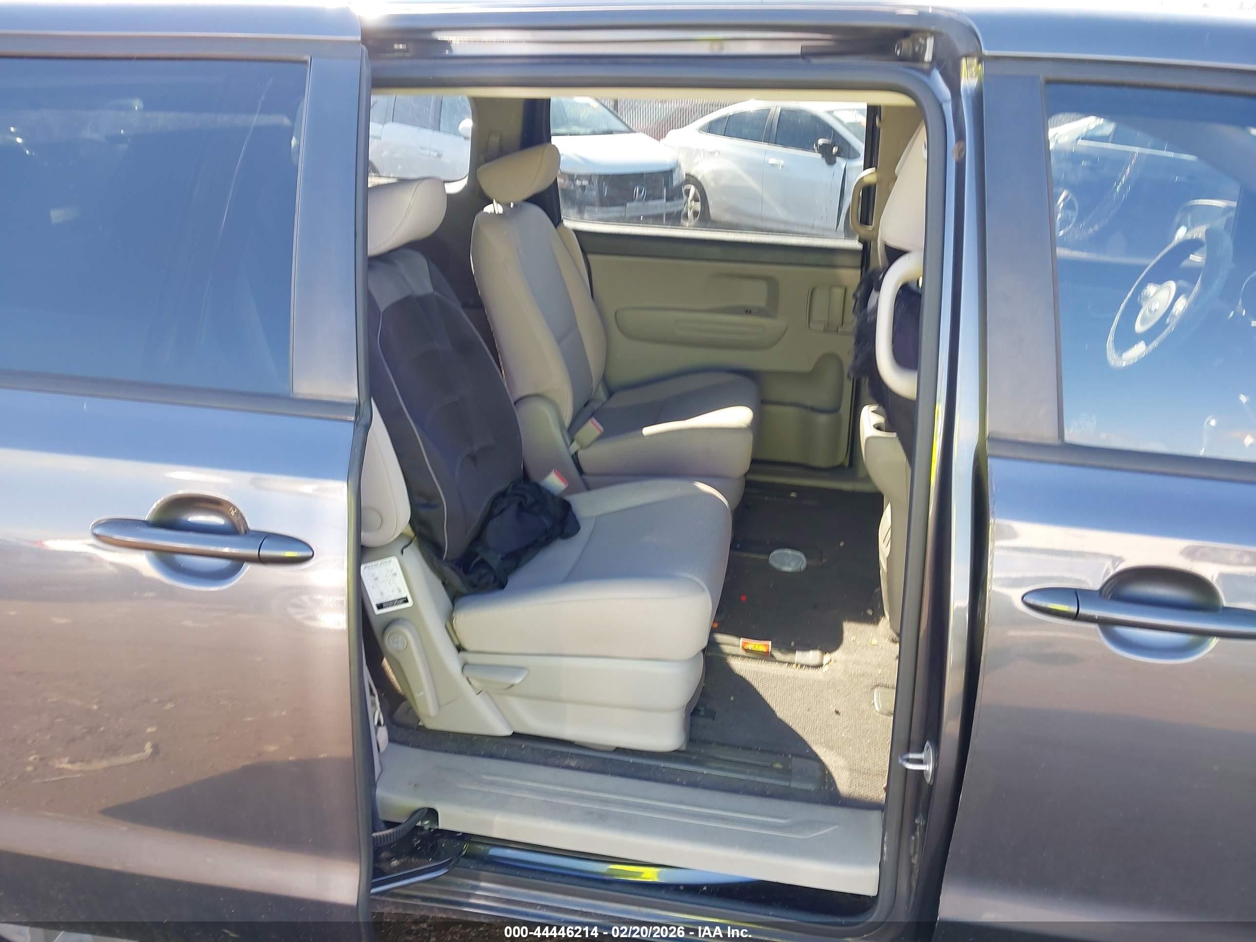 KIA SEDONA image 8