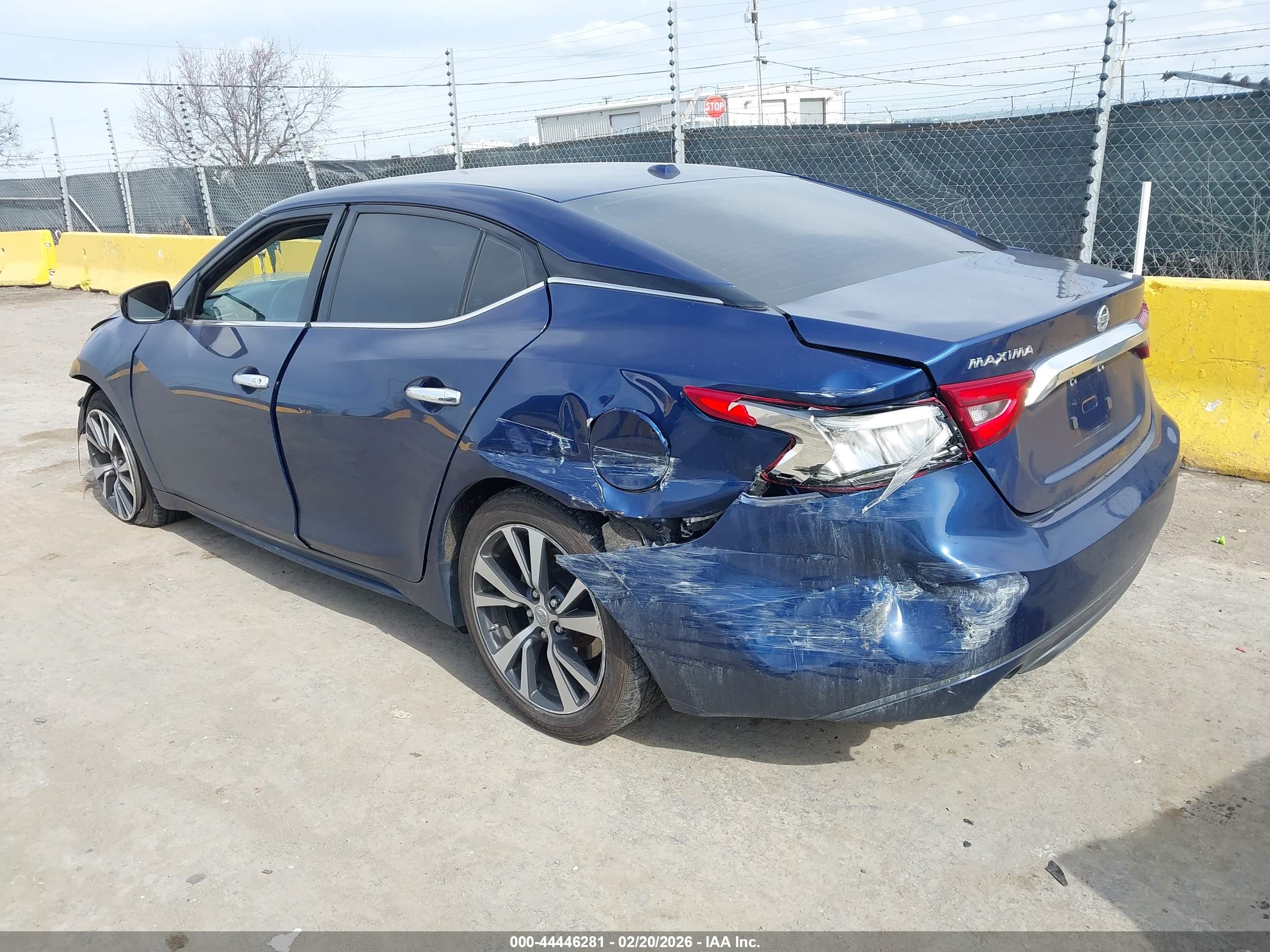 NISSAN MAXIMA image 3