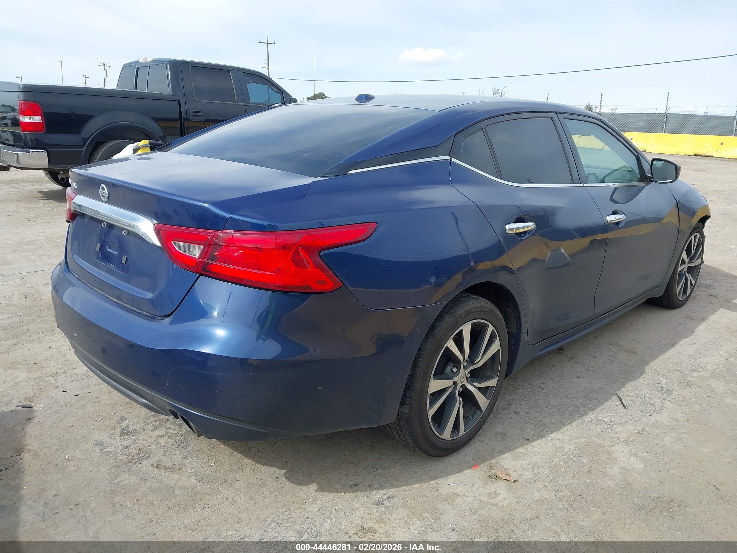 NISSAN MAXIMA image 4