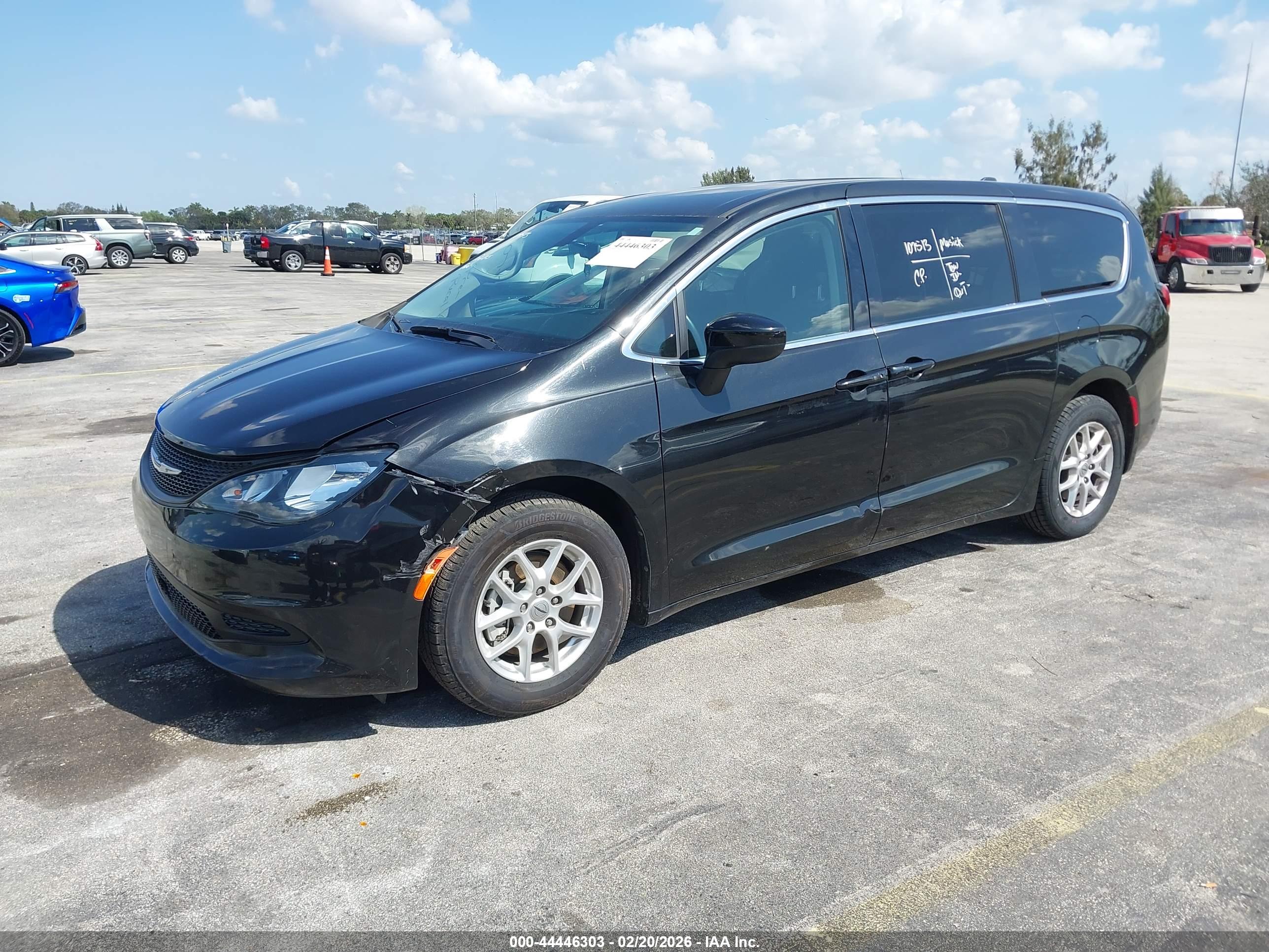 CHRYSLER VOYAGER image 2