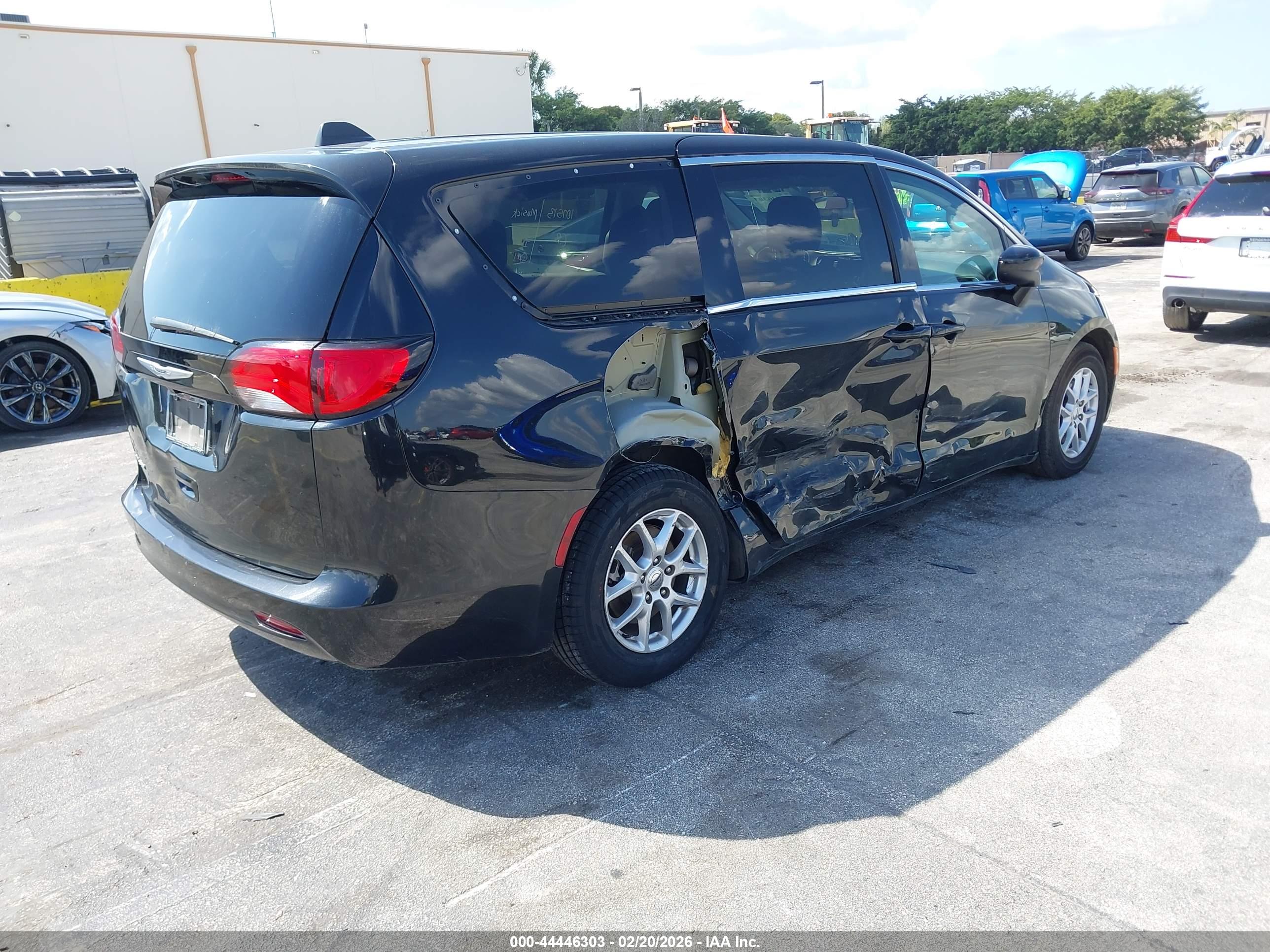 CHRYSLER VOYAGER image 4