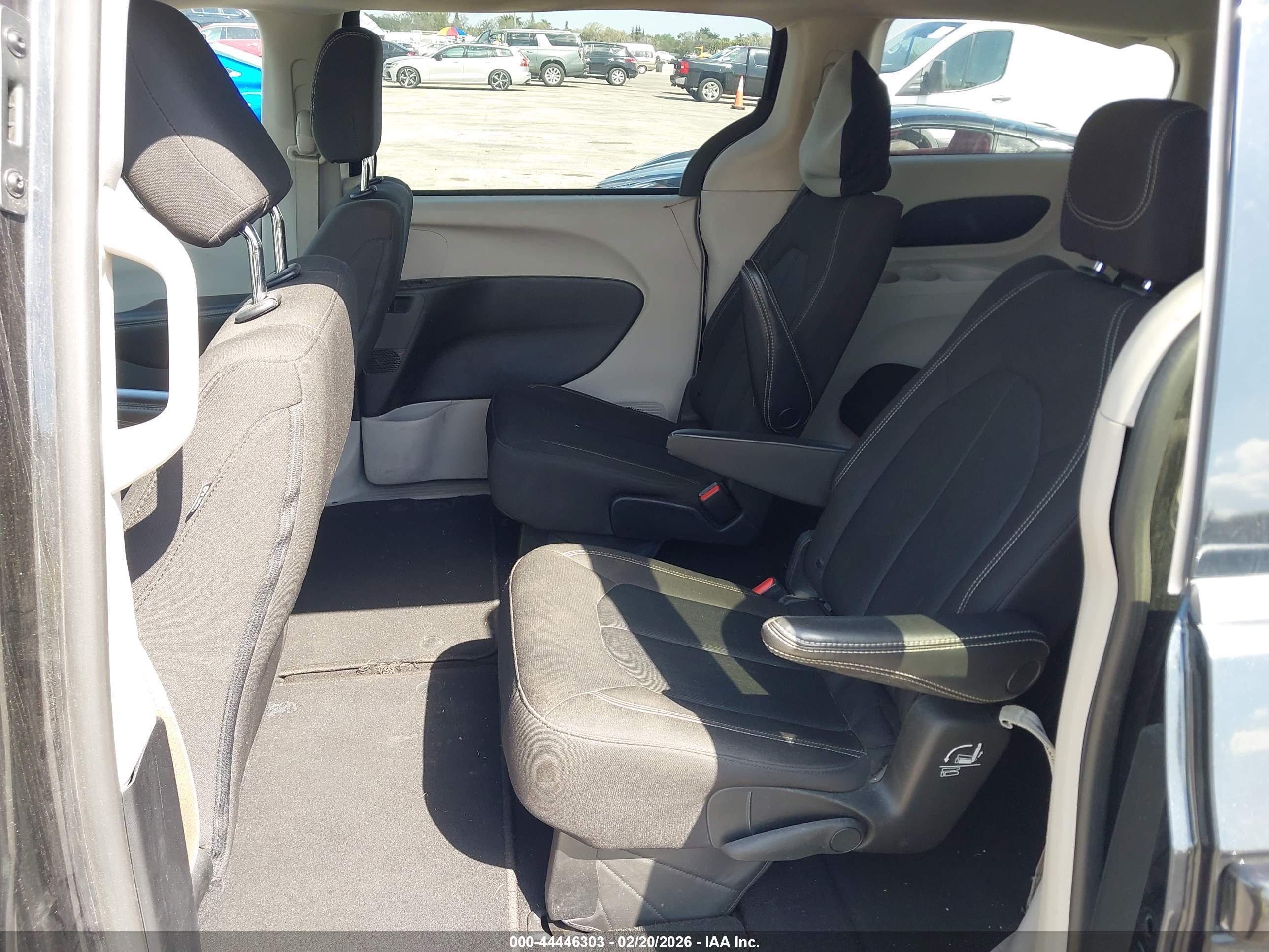 CHRYSLER VOYAGER image 8