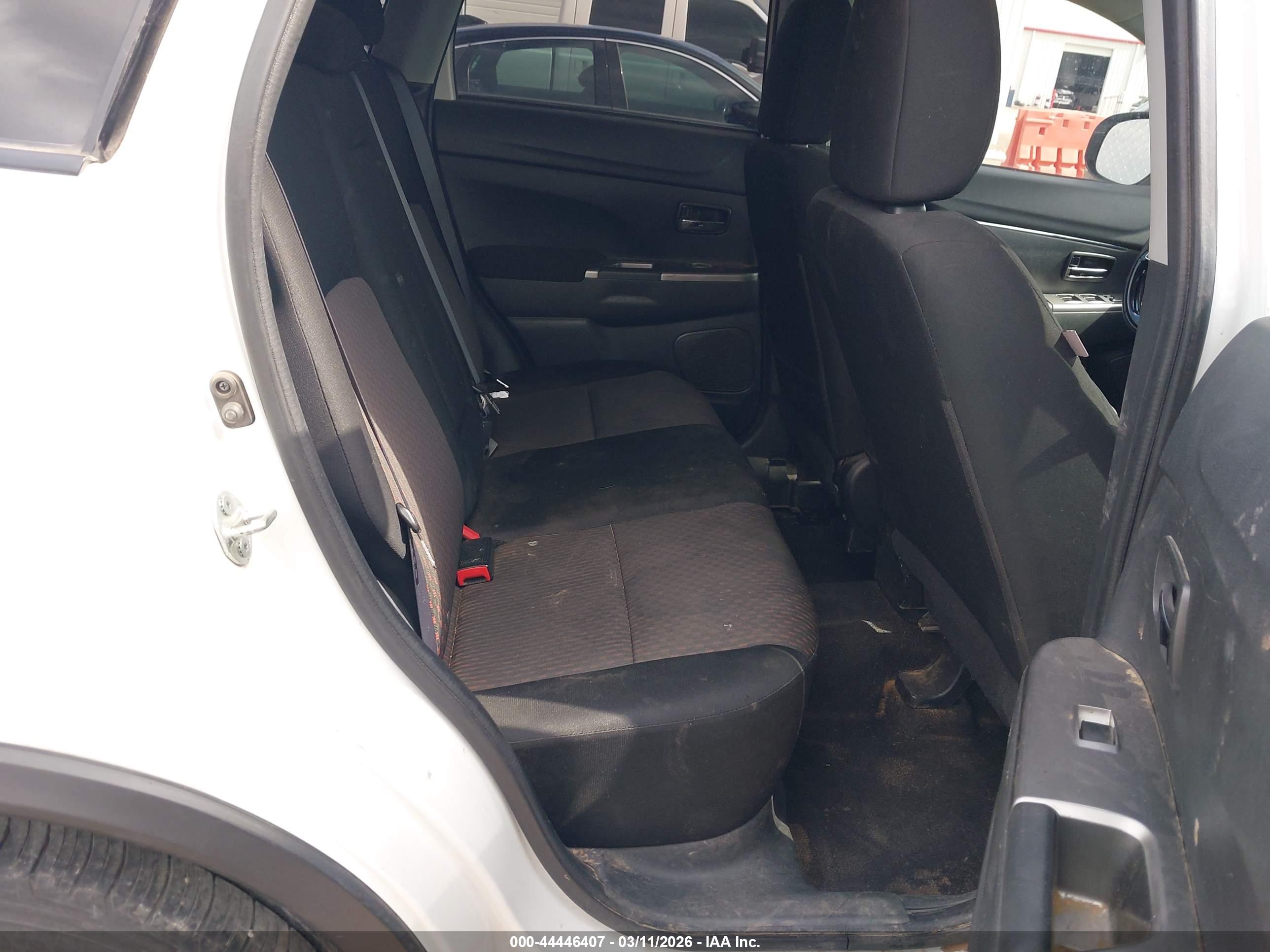MITSUBISHI OUTLANDER image 8