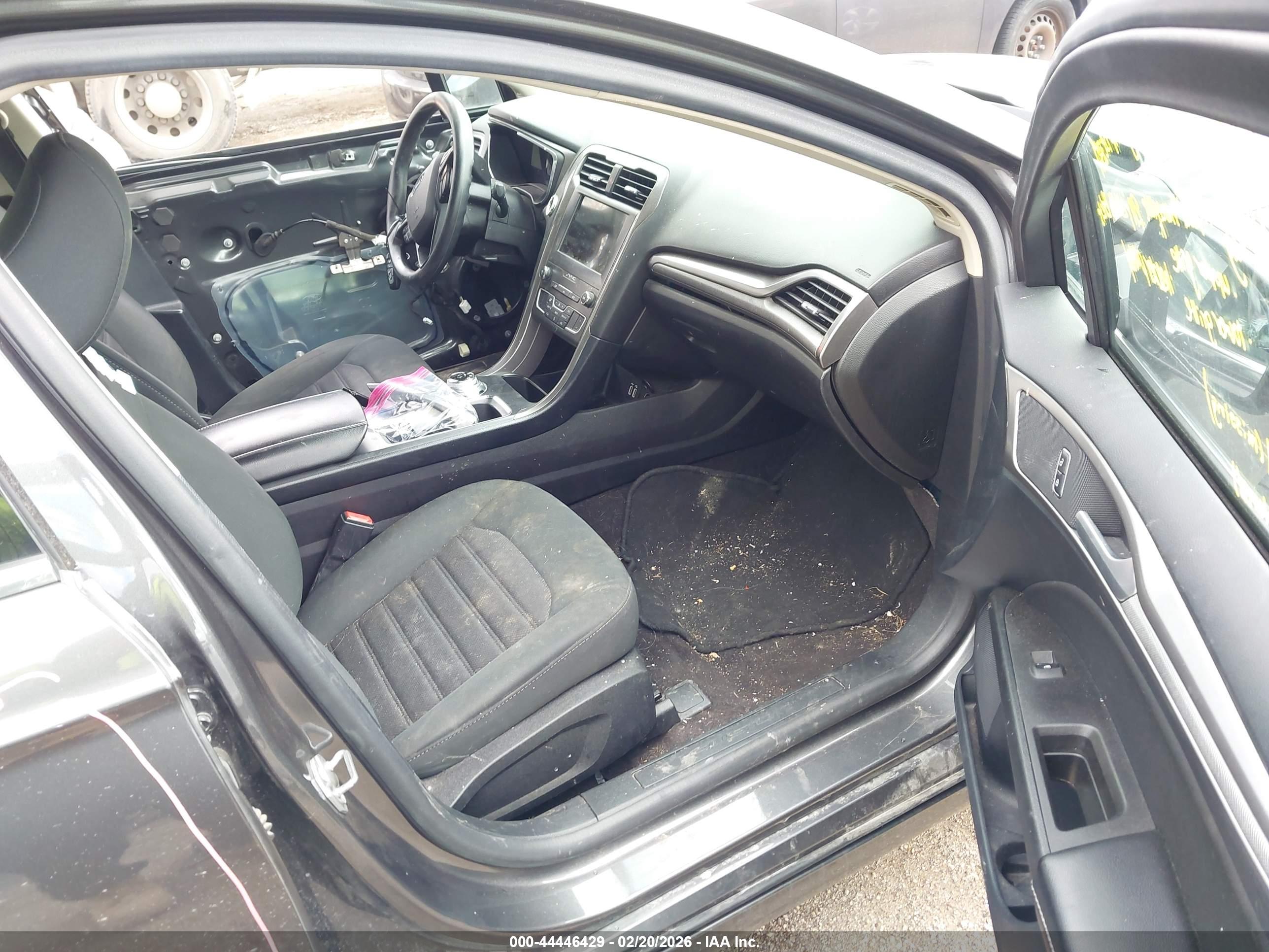 FORD FUSION image 5
