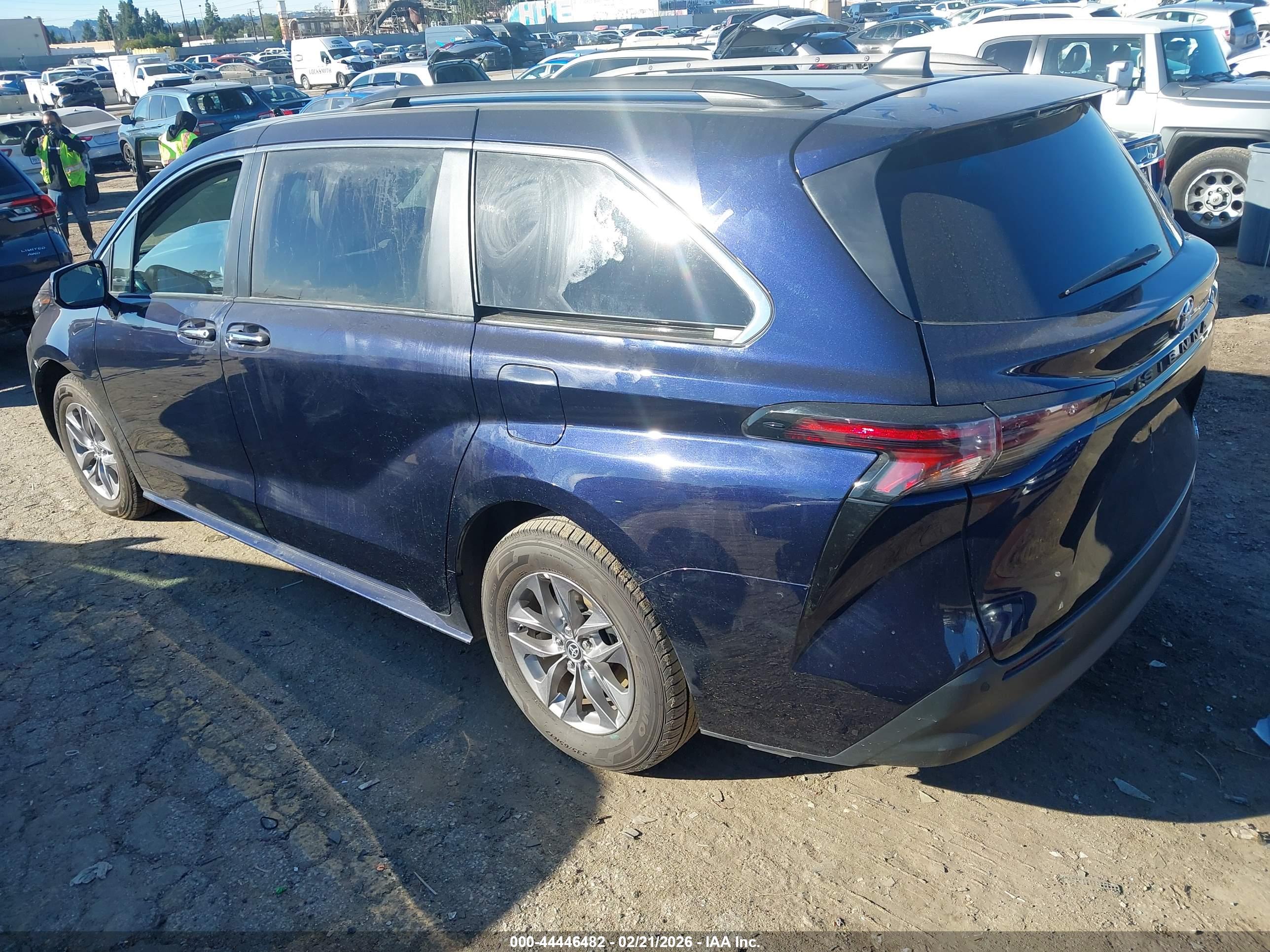 TOYOTA SIENNA image 3