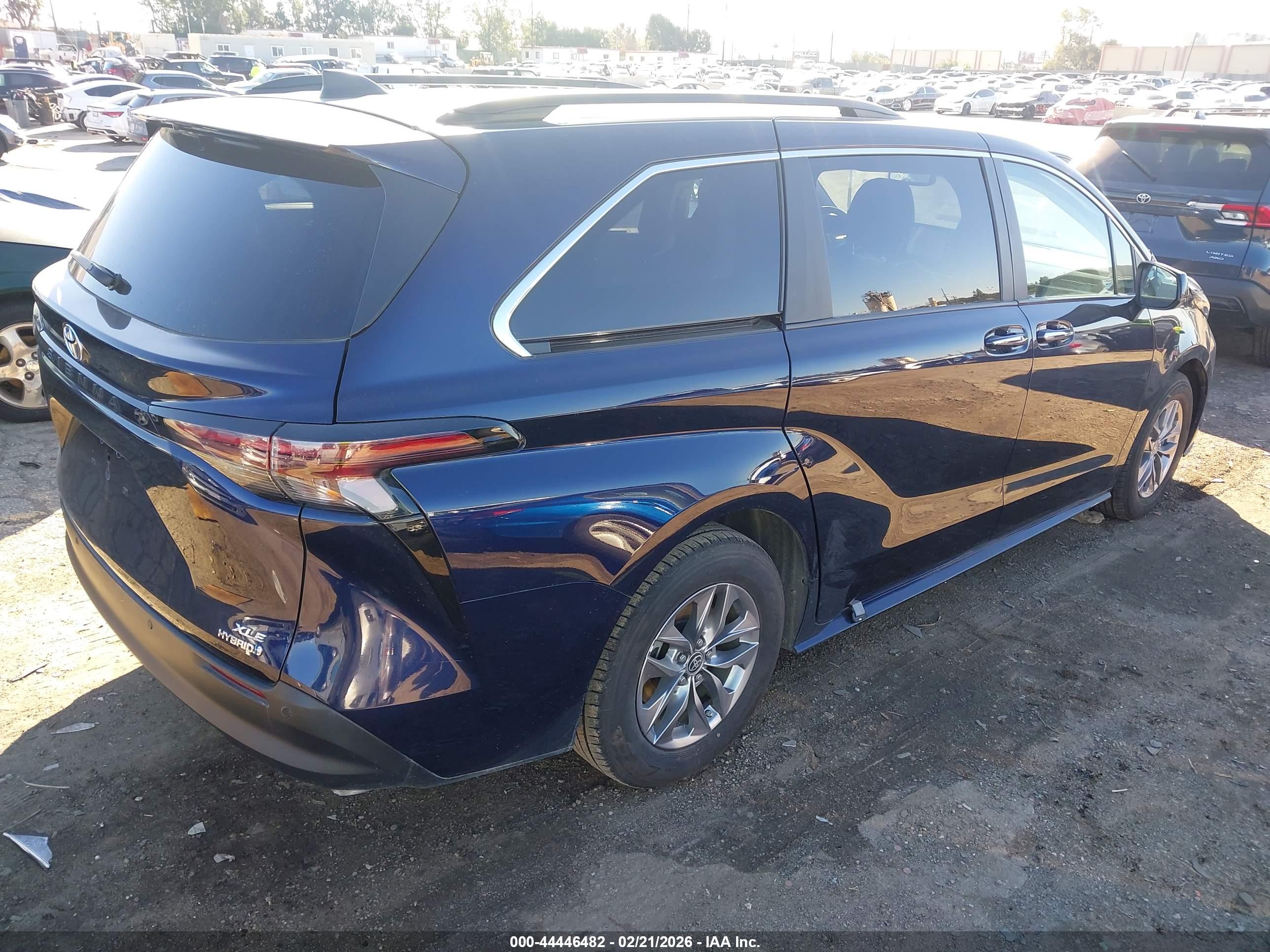 TOYOTA SIENNA image 4