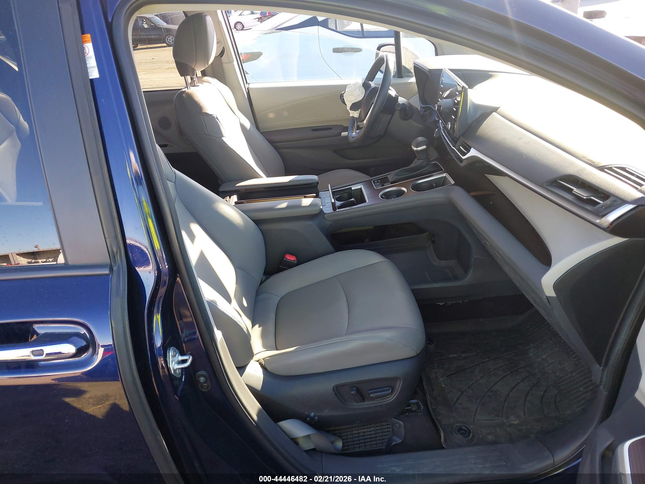 TOYOTA SIENNA image 5