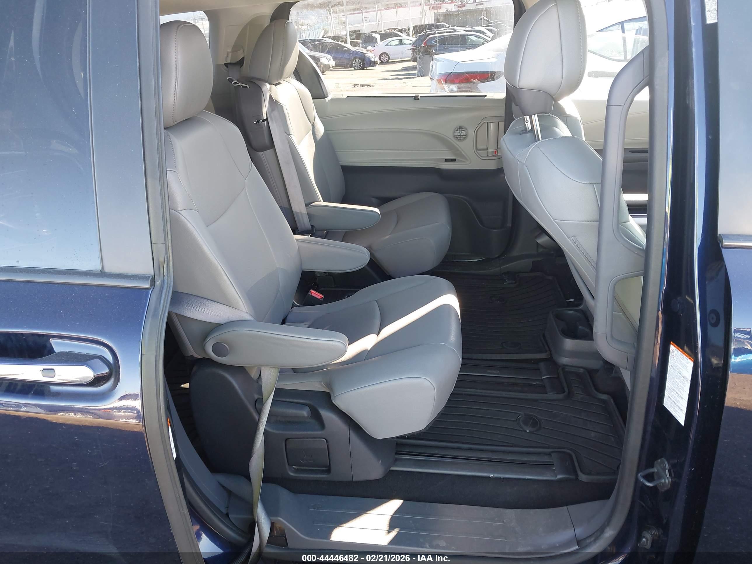 TOYOTA SIENNA image 8