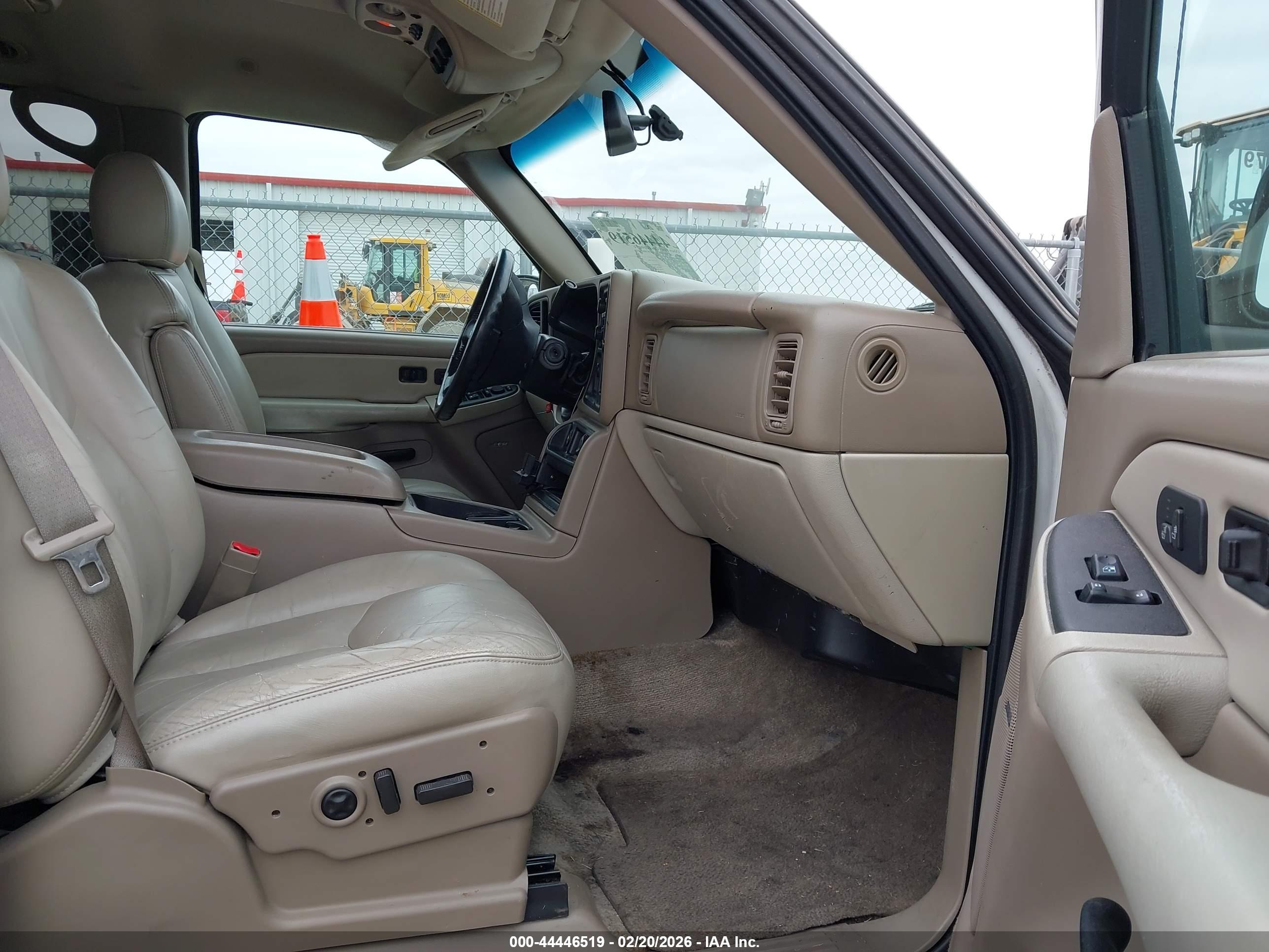 CHEVROLET SUBURBAN image 5