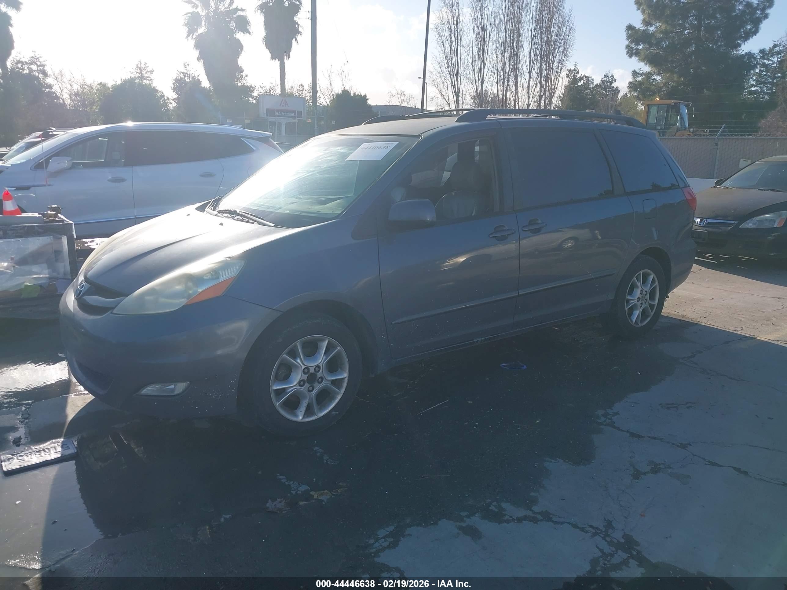 TOYOTA SIENNA image 2