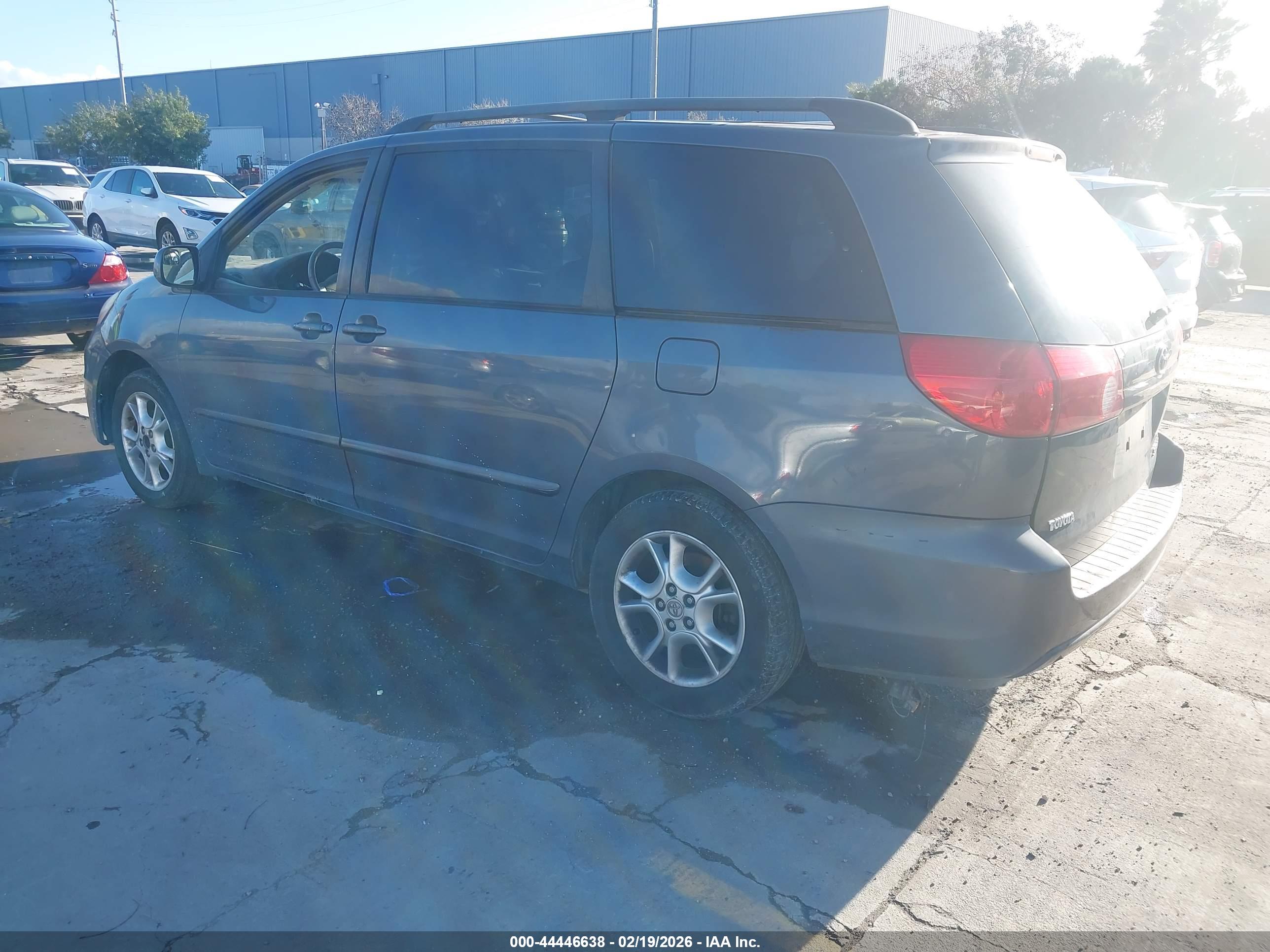 TOYOTA SIENNA image 3