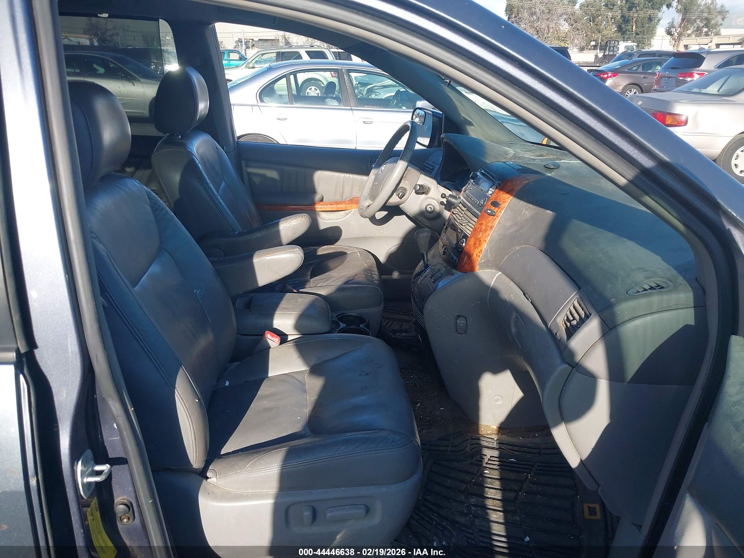 TOYOTA SIENNA image 5