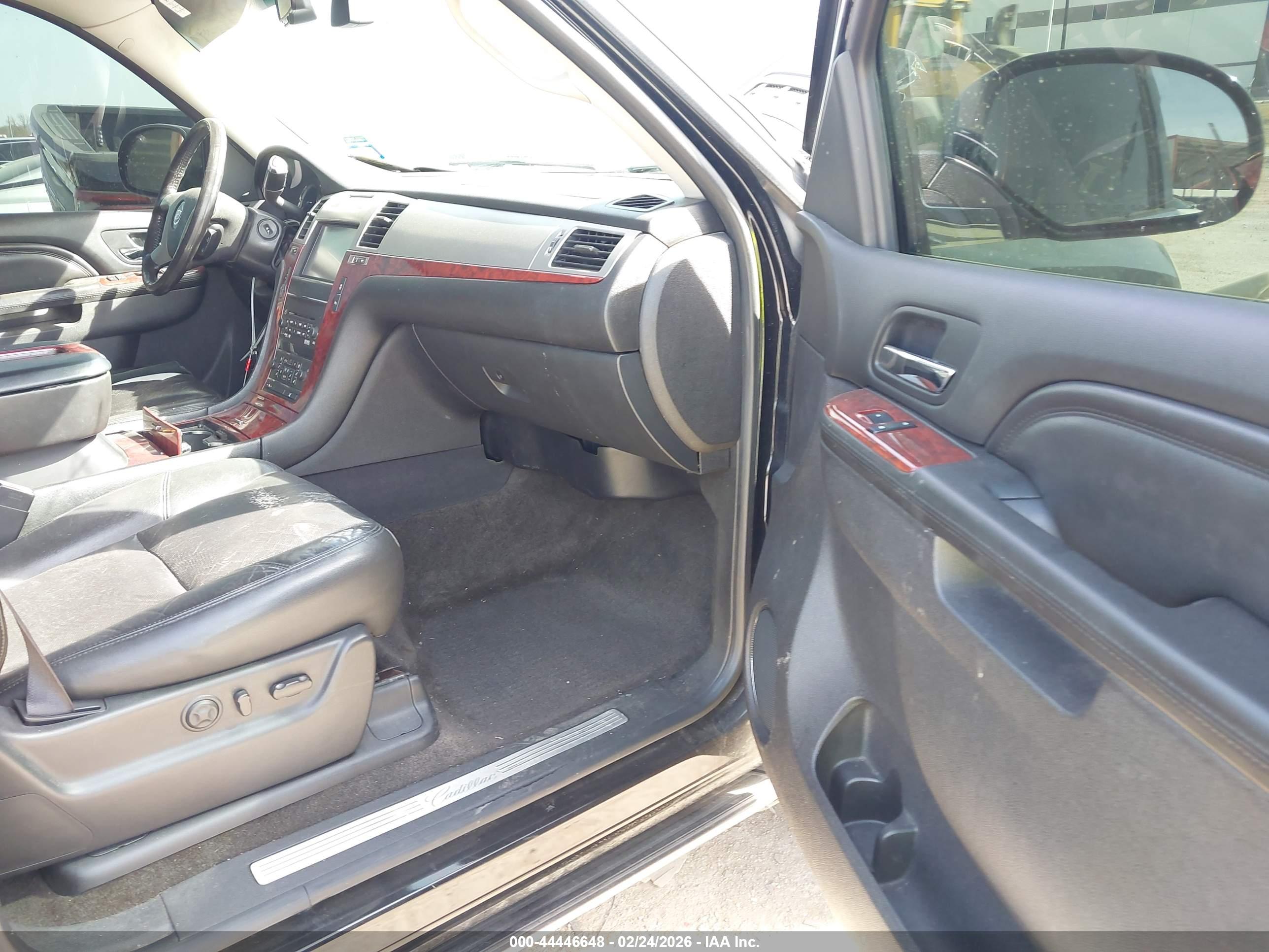 CADILLAC ESCALADE image 5