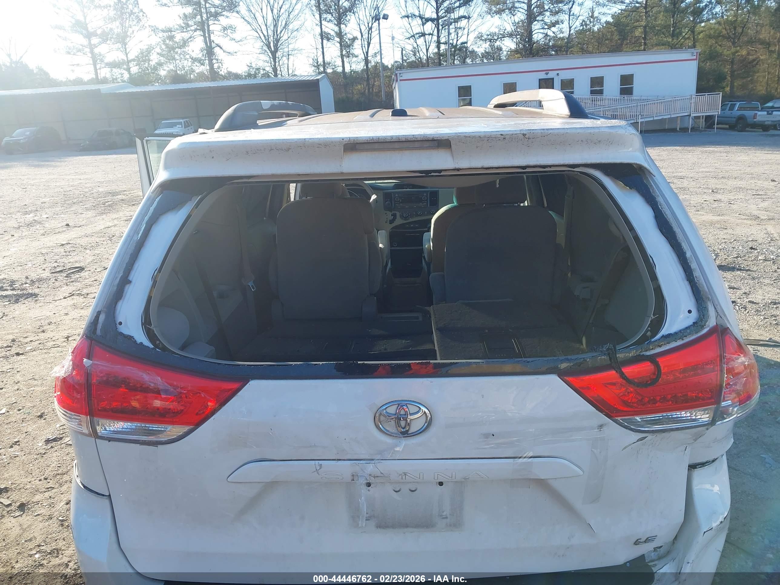 TOYOTA SIENNA image 6