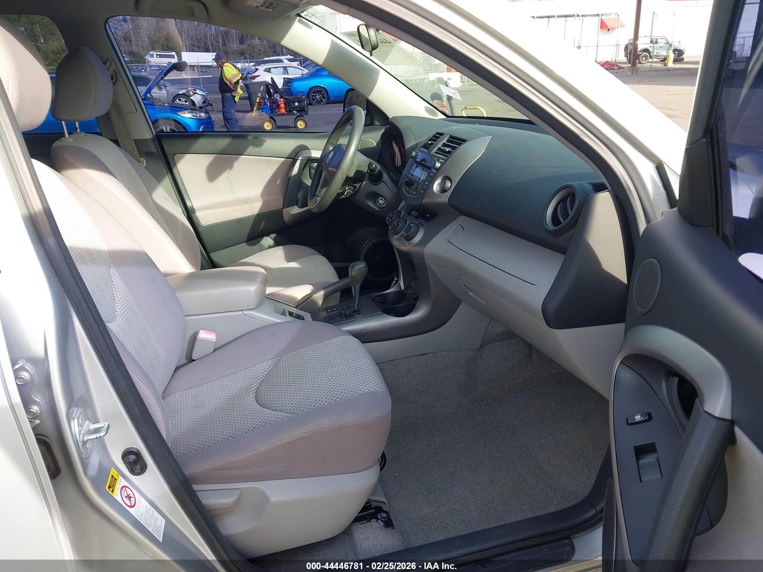 TOYOTA RAV4 image 5