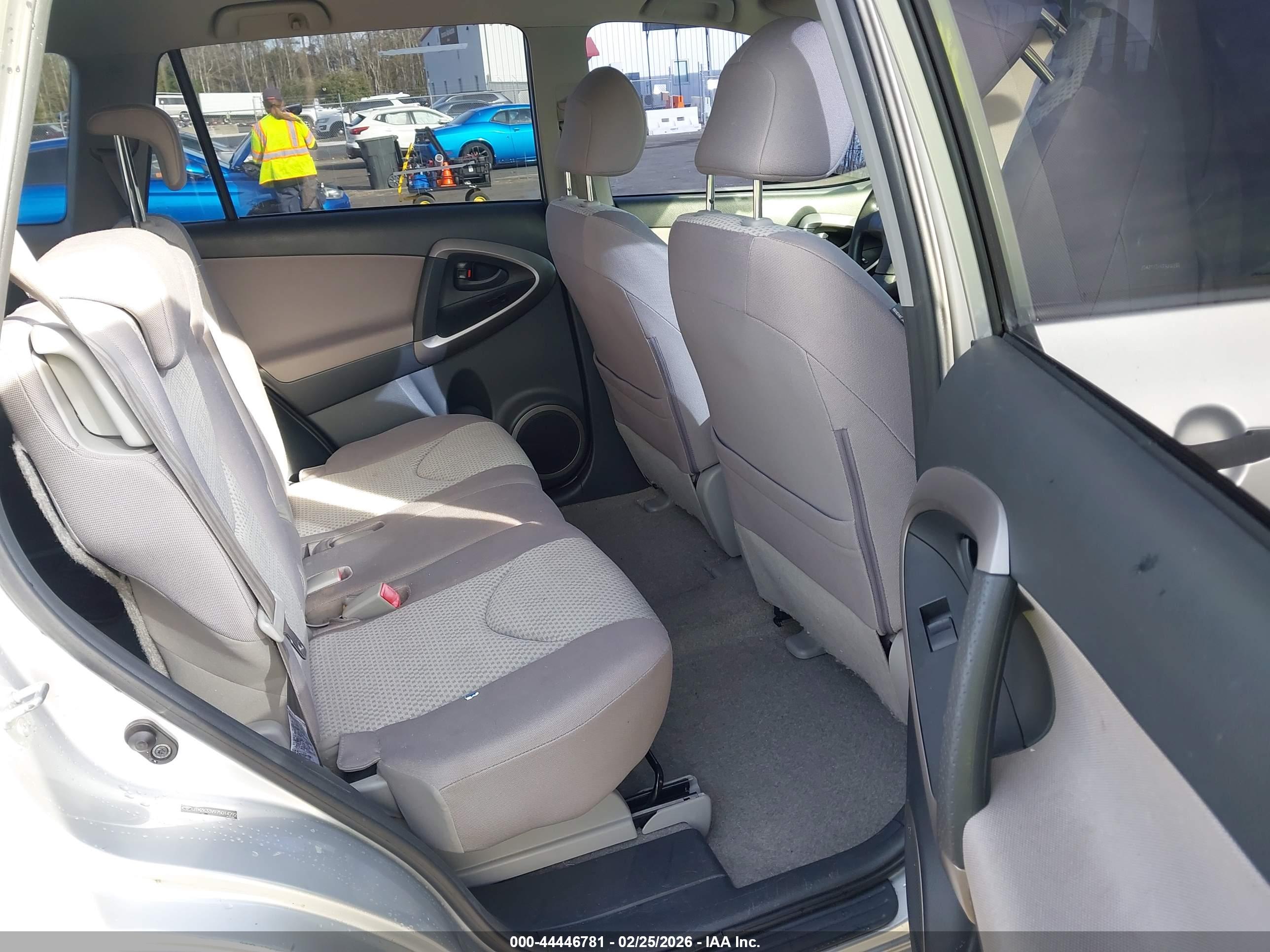 TOYOTA RAV4 image 8