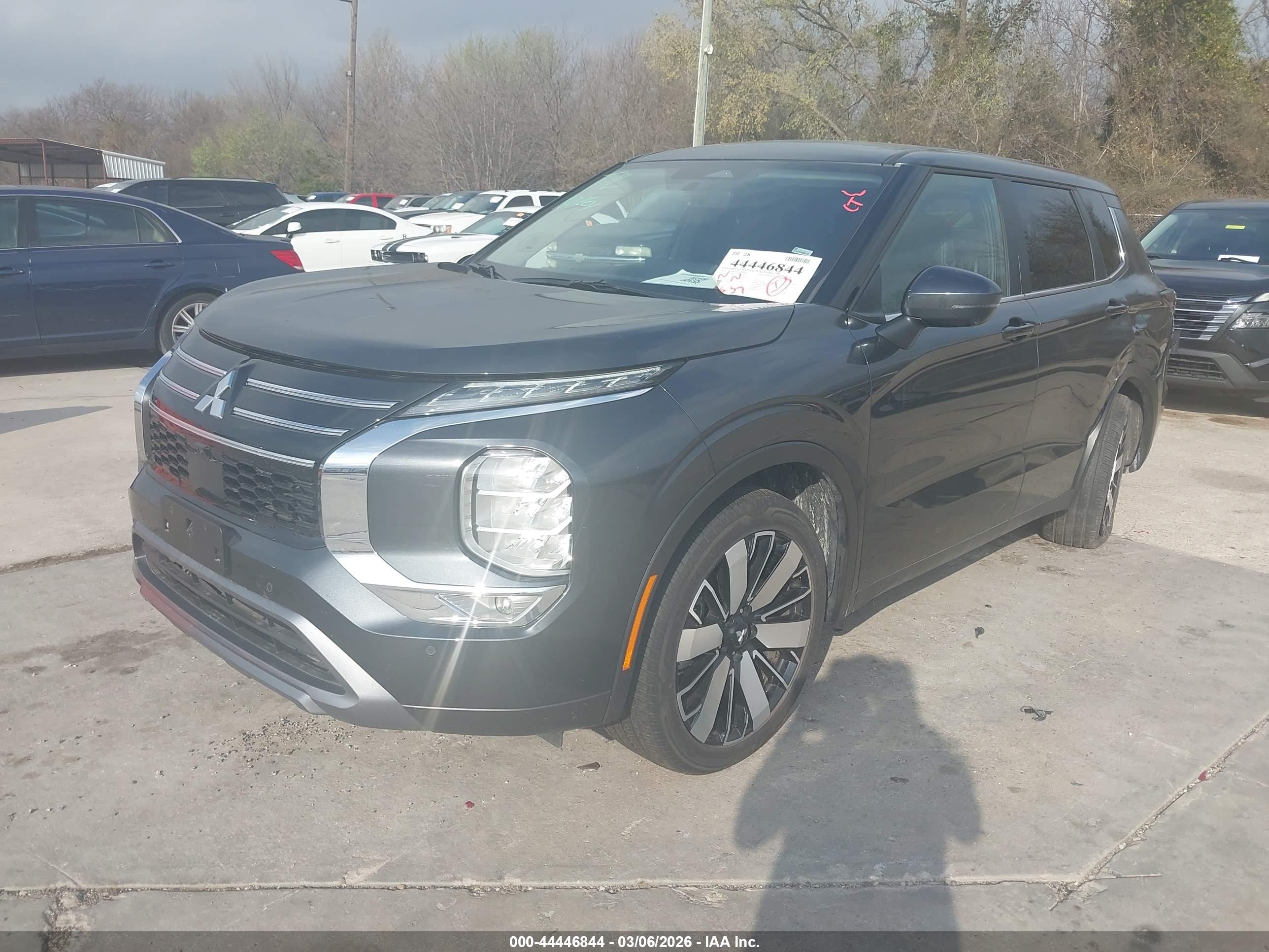MITSUBISHI OUTLANDER image 2