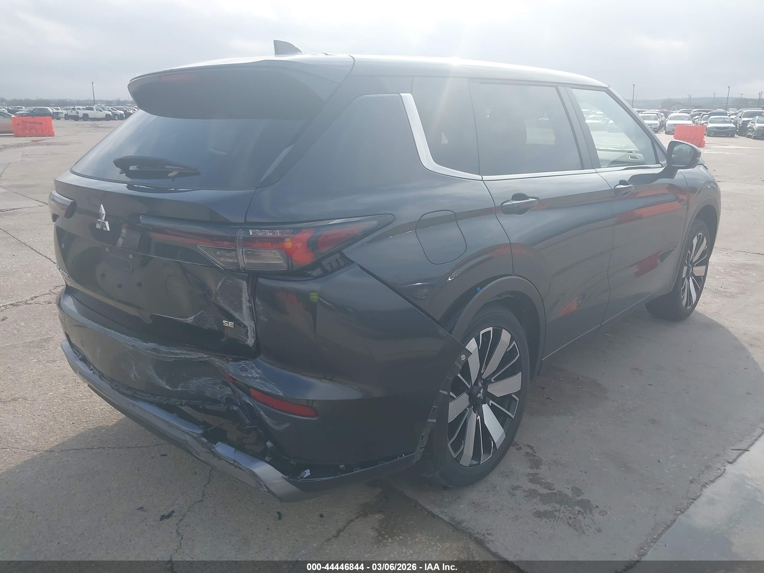 MITSUBISHI OUTLANDER image 4