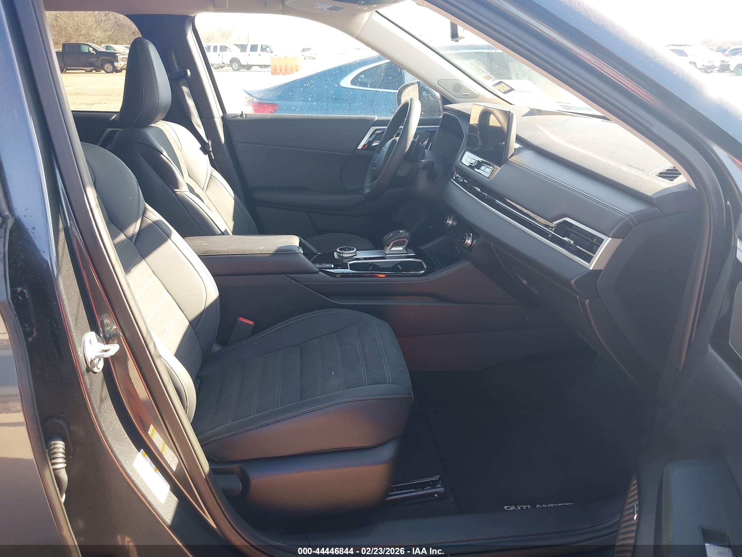 MITSUBISHI OUTLANDER image 5