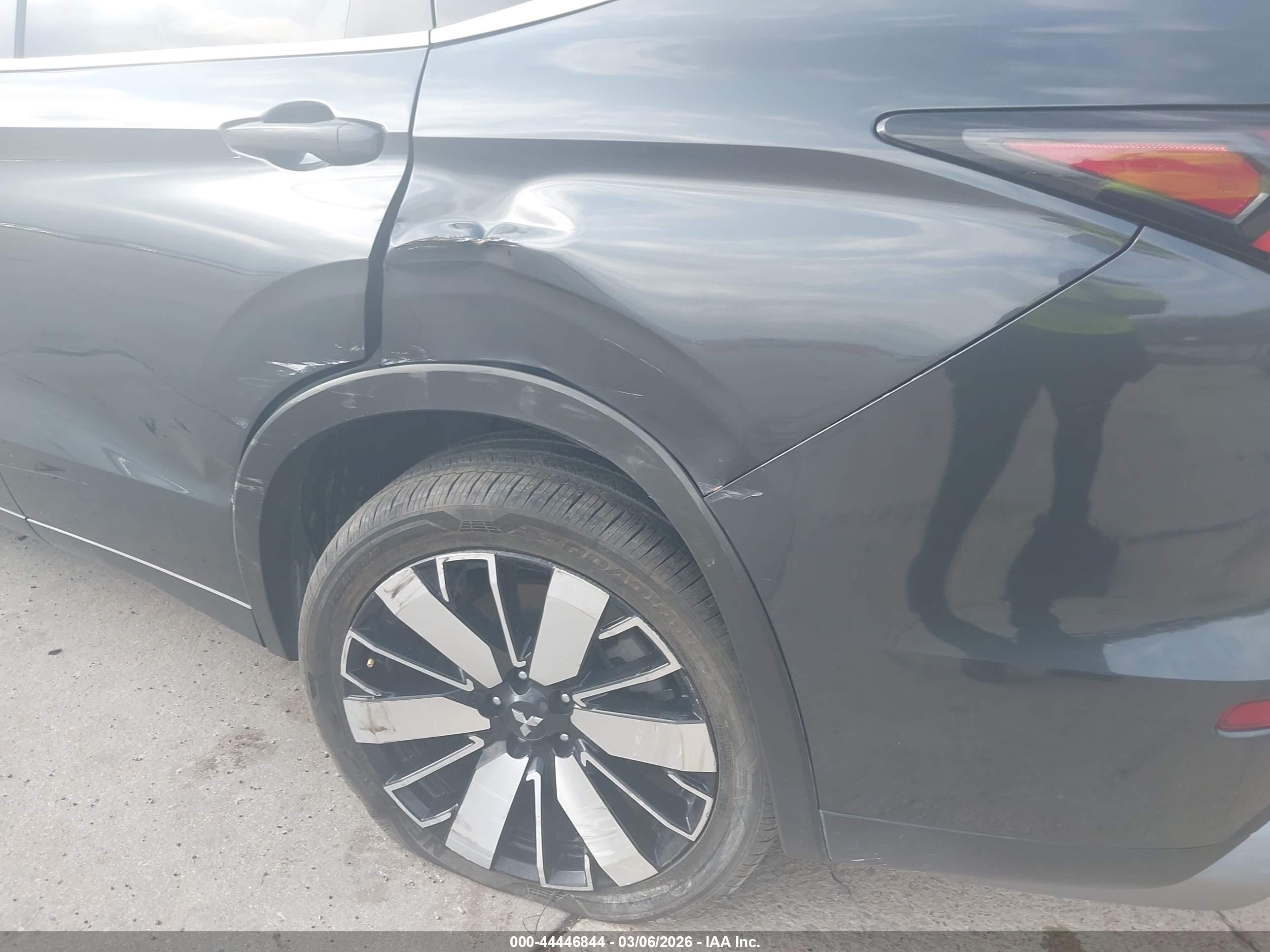 MITSUBISHI OUTLANDER image 6
