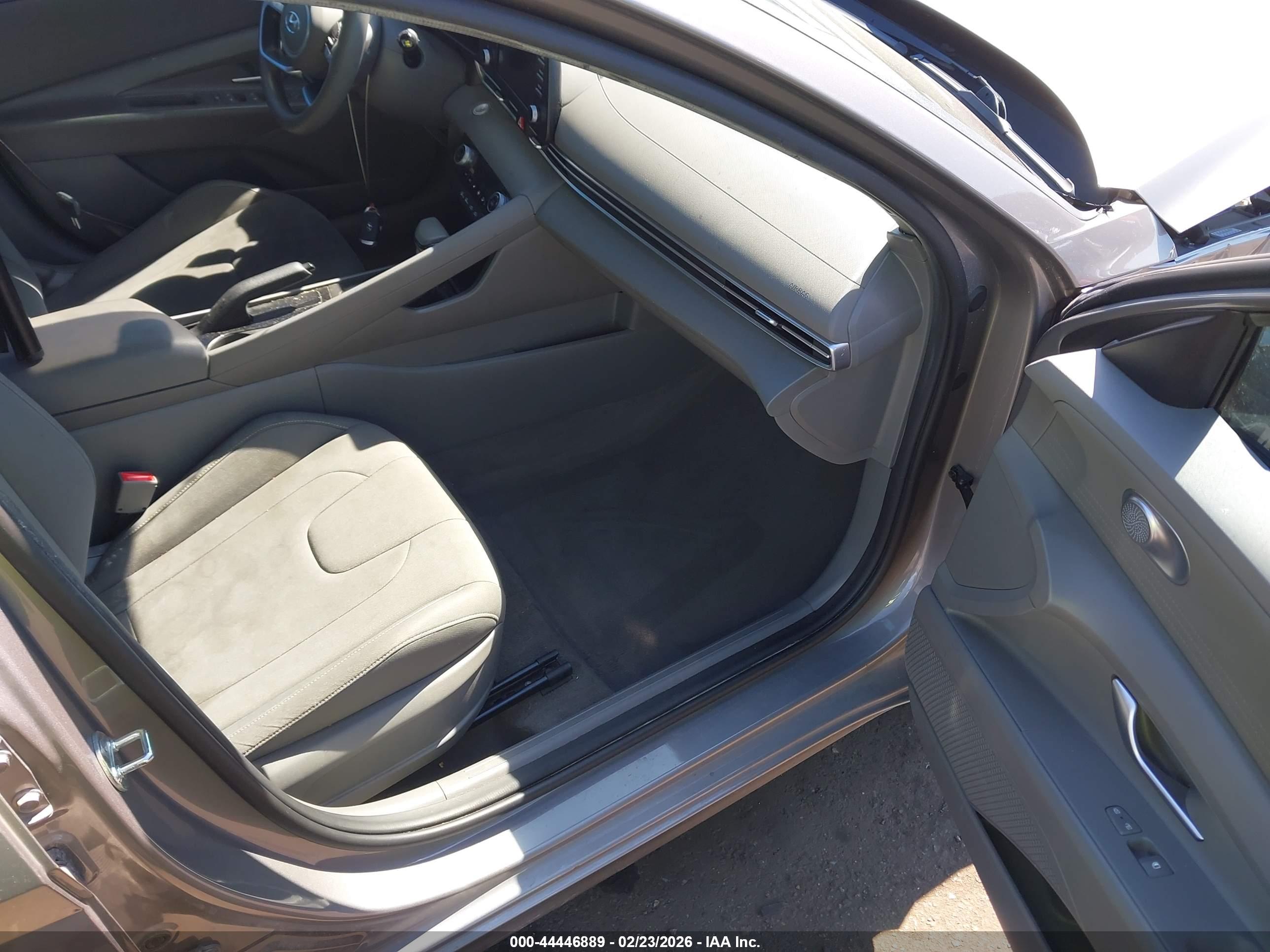 HYUNDAI ELANTRA image 5