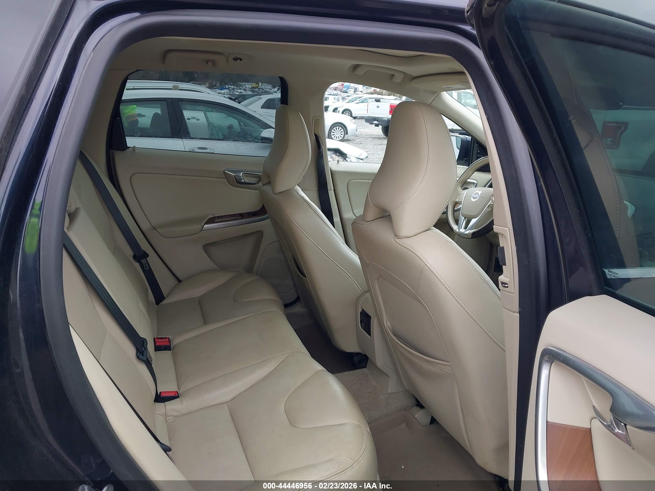VOLVO XC60 image 8